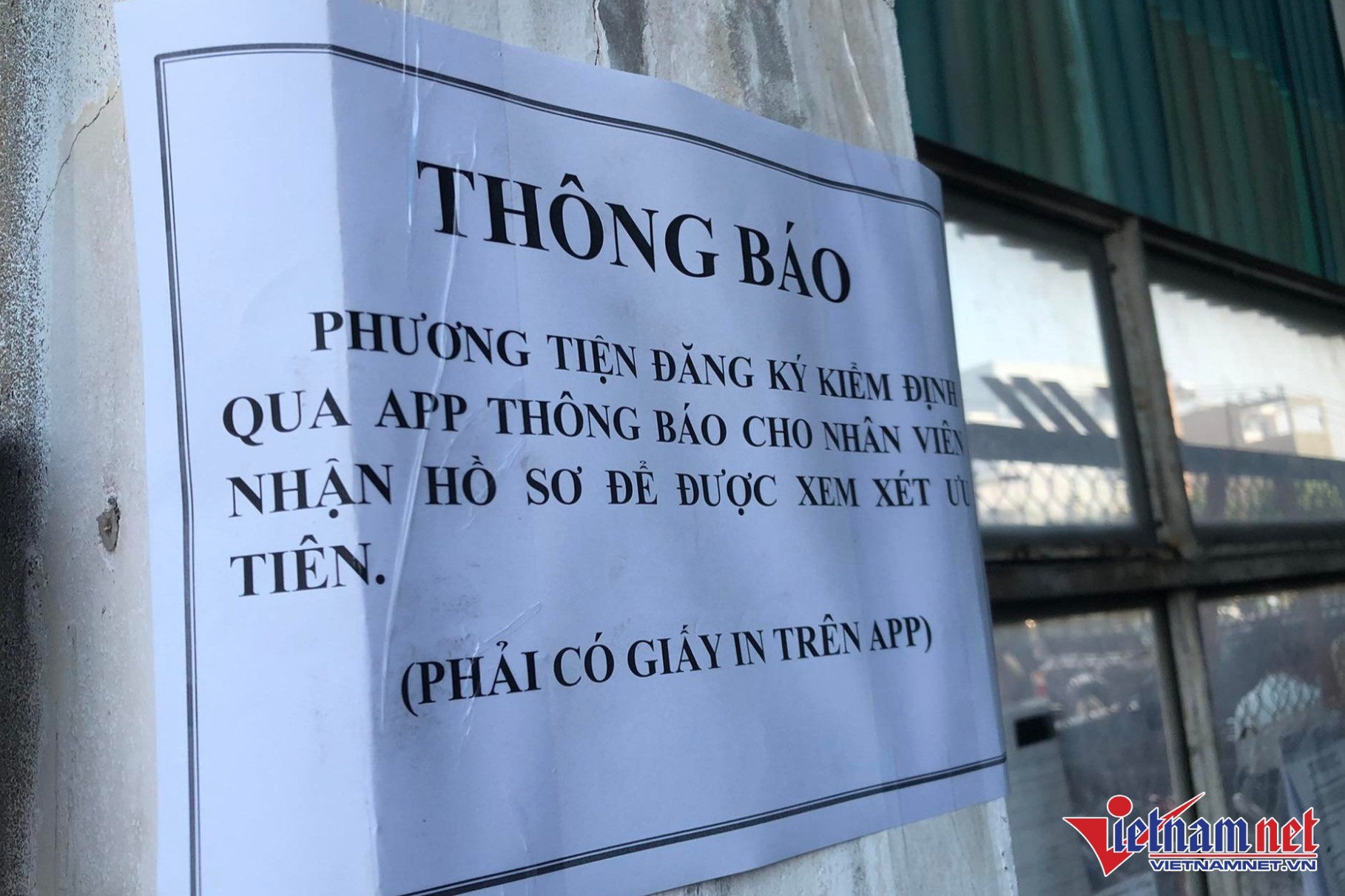 Thông báo về việc khuyến cáo người dân đăng ký qua app đặt lịch để khỏi phải xếp hàng gây ùn ứ giao thông.
