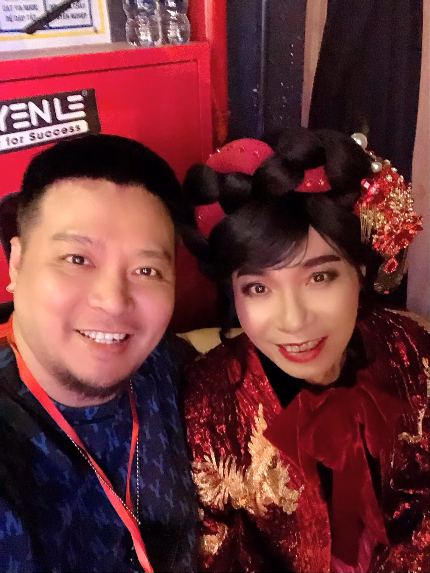 Anh Phạm Hồng Thái và NSND Công Lý. Ảnh: FBNV.