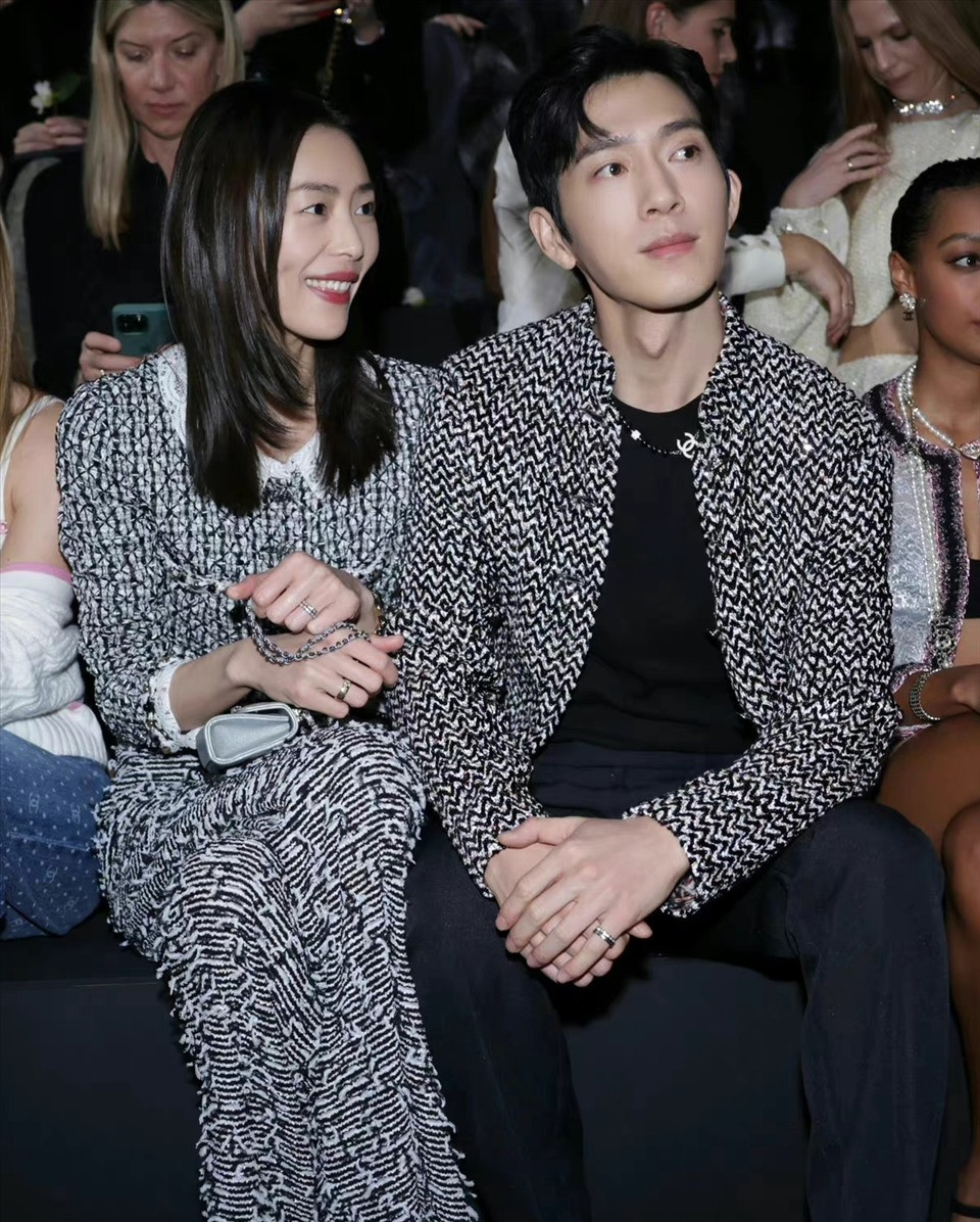 Tỉnh Bách Nhiên công khai tình cảm với Lưu Văn ở Paris Fashion Week 2023.