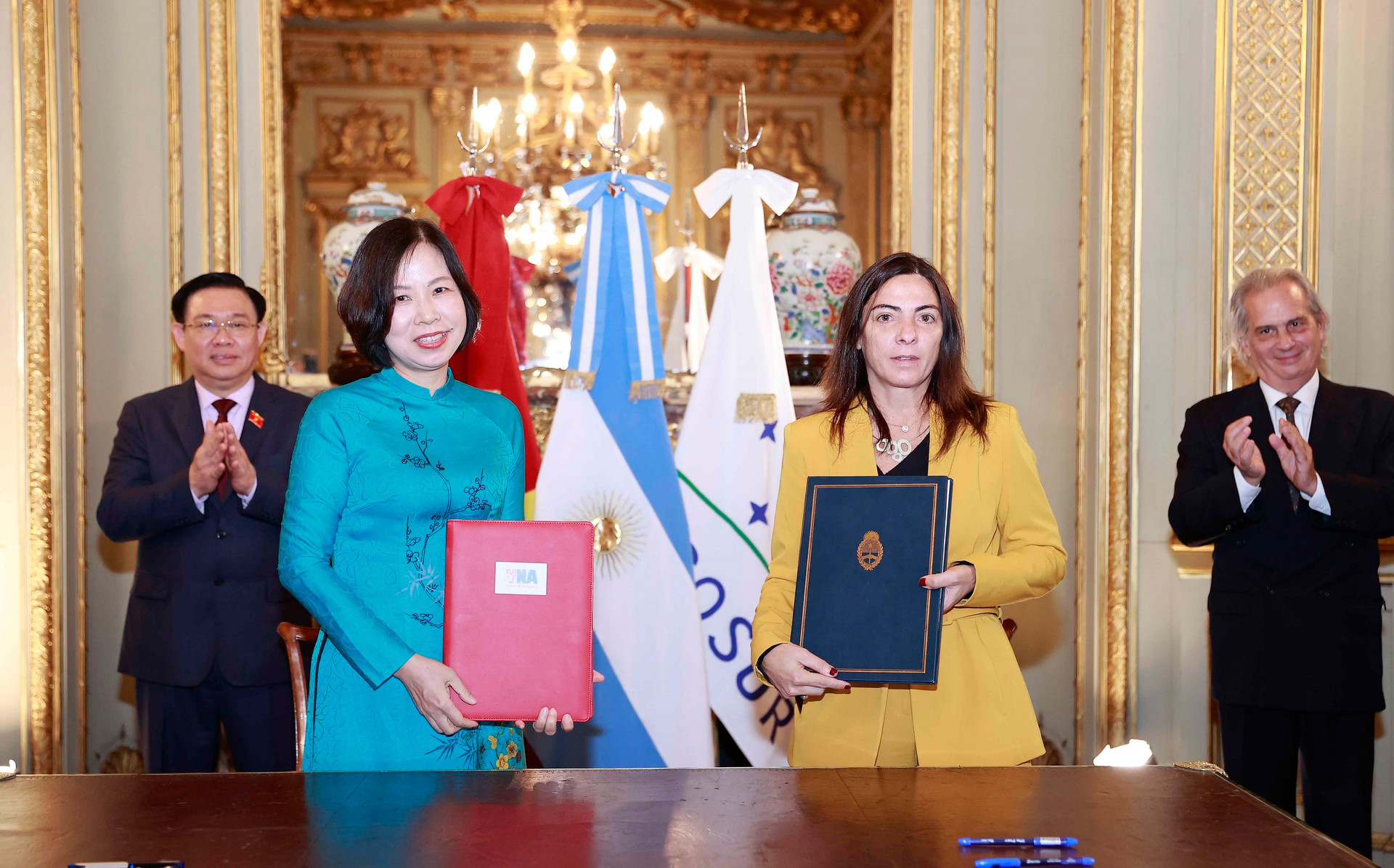 Chủ tịch Quốc hội Vương Đình Huệ chứng kiến Tổng Giám đốc TTXVN Vũ Việt Trang (trái) và Tổng Giám đốc Hãng thông tấn quốc gia Argentina (Telam) Eugenia Del Mazo trao Bản thỏa thuận hợp tác nghiệp vụ. (Ảnh: Doãn Tấn/TTXVN) Chủ tịch Quốc hội Vương Đình Huệ chứng kiến Tổng Giám đốc TTXVN Vũ Việt Trang (trái) và Tổng Giám đốc Hãng thông tấn quốc gia Argentina (Telam) Eugenia Del Mazo trao Bản thỏa thuận hợp tác nghiệp vụ. (Ảnh: Doãn Tấn/TTXVN)