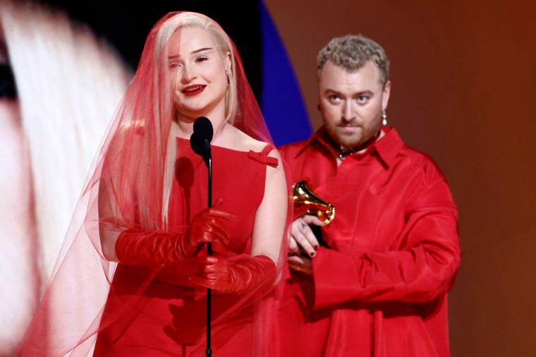 Sam Smith và Kim Petras chiến thắng ở Grammy. Sam Smith và Kim Petras chiến thắng ở Grammy.