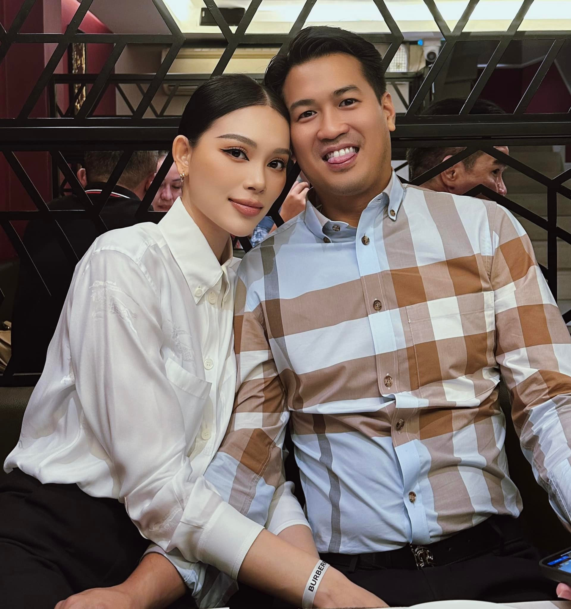 Linh Rin, Phillip Nguyễn về chung một nhà sau 4 năm yêu. Linh Rin, Phillip Nguyễn về chung một nhà sau 4 năm yêu.