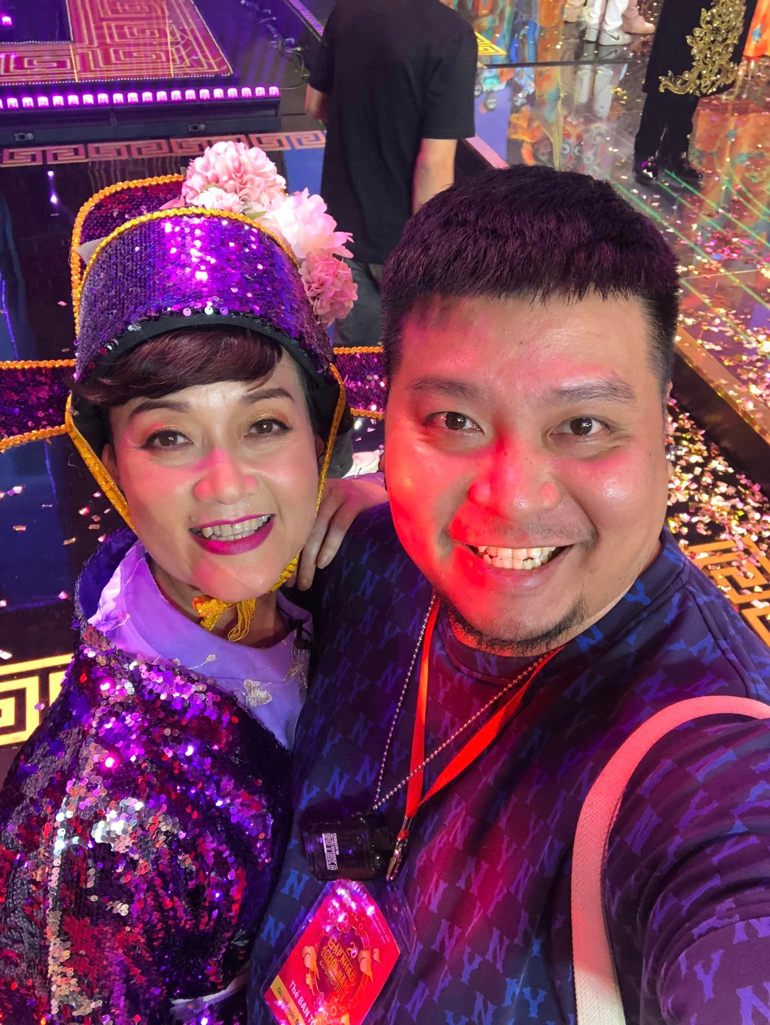 Nhà hóa trang Phạm Hồng Thái chụp cùng các nghệ sĩ. Ảnh: FBNV. Nhà hóa trang Phạm Hồng Thái chụp cùng các nghệ sĩ. Ảnh: FBNV.