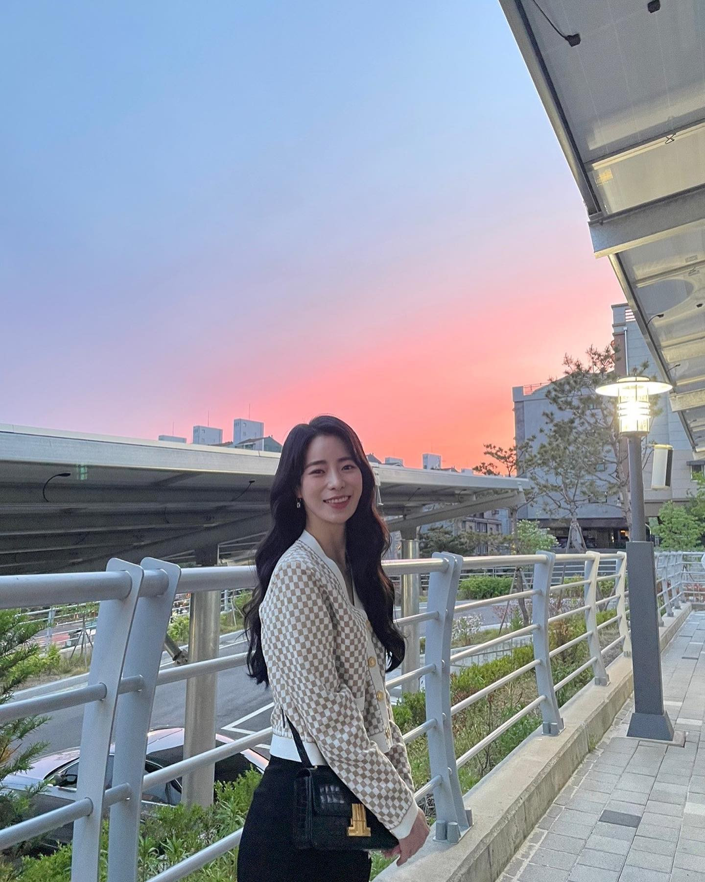 Ji Yeon ngoài đời có gu thời trang hiện đại.