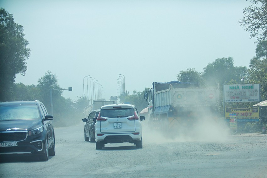 Xe ben vượt qua xe khác dù đang ở ngã ba nơi giao nhau trên Quốc lộ N2. Ảnh: HD