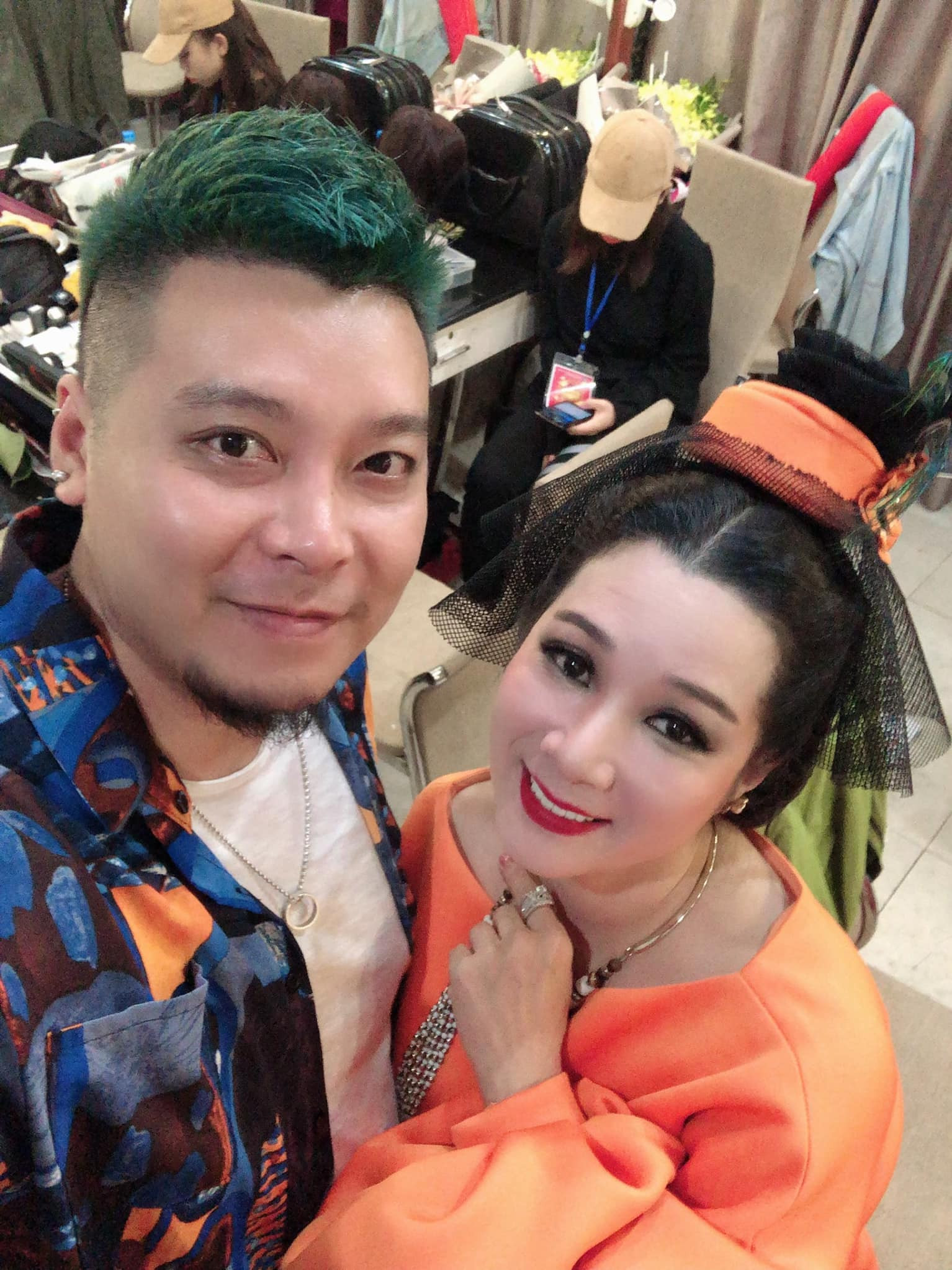 Nhà hóa trang Phạm Hồng Thái chụp cùng các nghệ sĩ. Ảnh: FBNV. Nhà hóa trang Phạm Hồng Thái chụp cùng các nghệ sĩ. Ảnh: FBNV.