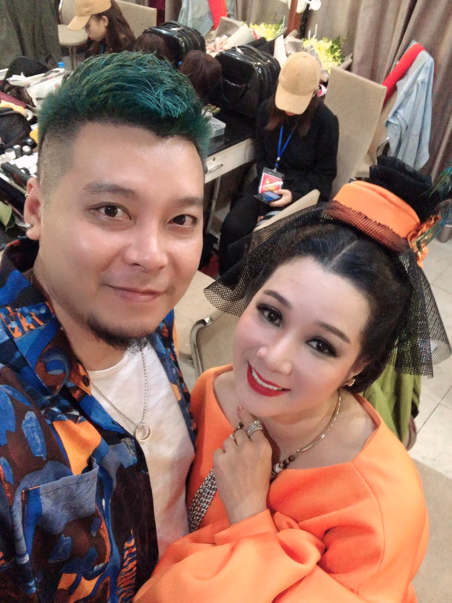 Nhà hóa trang Phạm Hồng Thái chụp cùng các nghệ sĩ. Ảnh: FBNV.