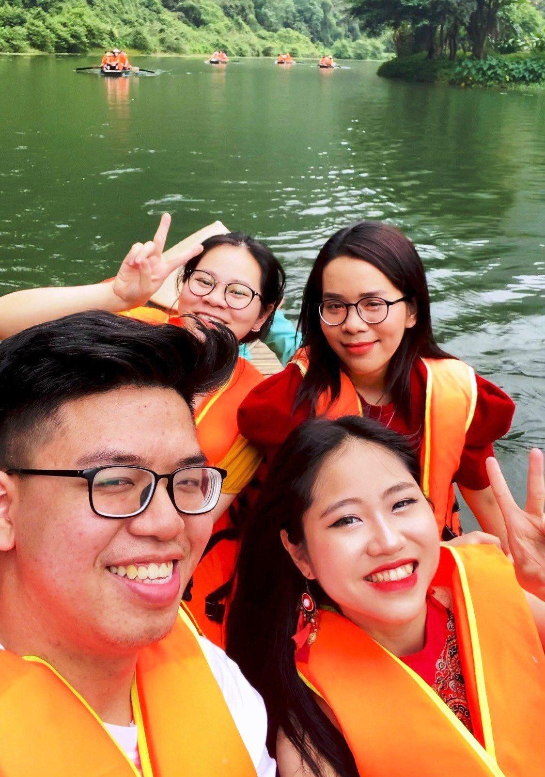 nhóm bạn trẻ Gen Z cắm trại bờ suối chiều tà chụp ảnh bọ rùa