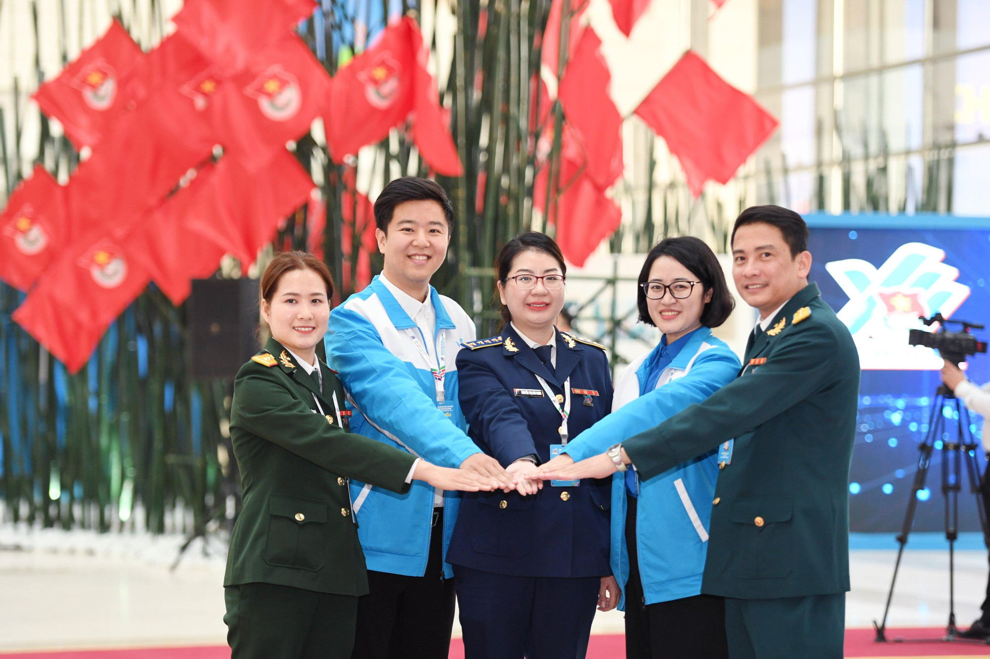 Đoàn viên, thanh niên đã và đang phát huy thế mạnh của sức trẻ, tinh thần xung kích, sáng tạo, tình nguyện xây dựng và bảo vệ Tổ quốc. Ảnh: Dương Triều Đoàn viên, thanh niên đã và đang phát huy thế mạnh của sức trẻ, tinh thần xung kích, sáng tạo, tình nguyện xây dựng và bảo vệ Tổ quốc. Ảnh: Dương Triều