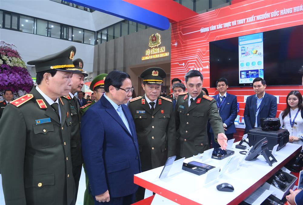 Thủ tướng Chính phủ Phạm Minh Chính; Bộ trưởng Lương Tam Quang cùng các đại biểu thăm quan sản phẩm công nghệ thông tin, chuyển đổi số trong CAND. Thủ tướng Chính phủ Phạm Minh Chính; Bộ trưởng Lương Tam Quang cùng các đại biểu thăm quan sản phẩm công nghệ thông tin, chuyển đổi số trong CAND.