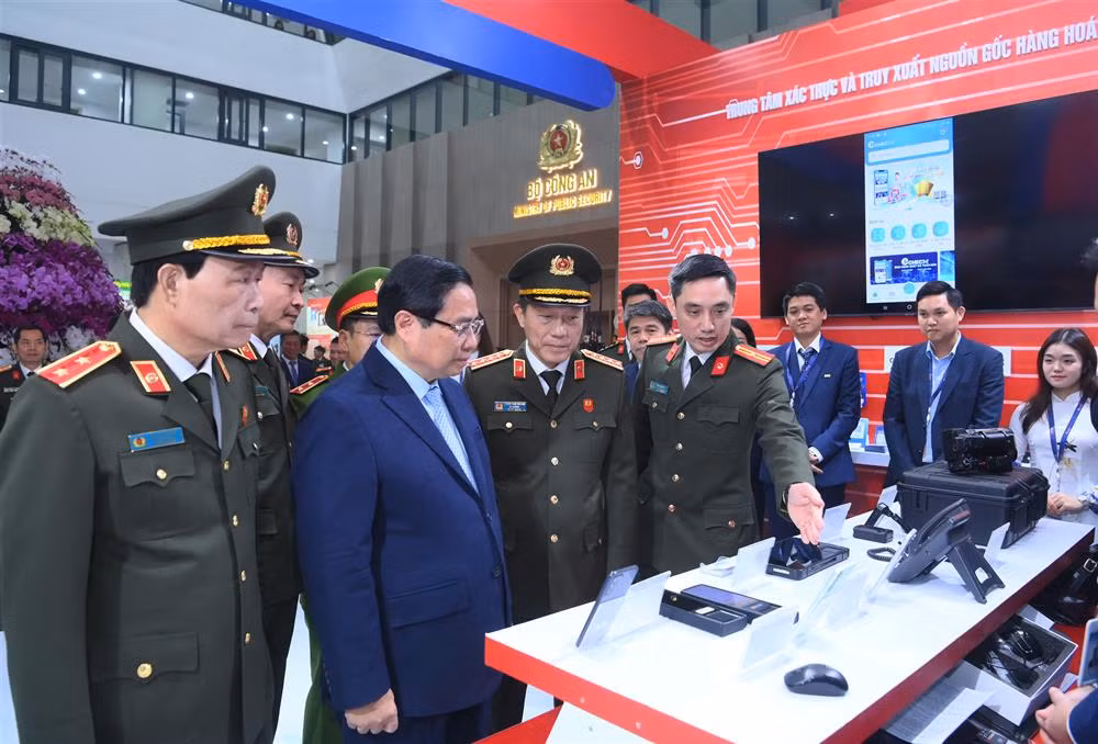 Thủ tướng Chính phủ Phạm Minh Chính; Bộ trưởng Lương Tam Quang cùng các đại biểu thăm quan sản phẩm công nghệ thông tin, chuyển đổi số trong CAND.