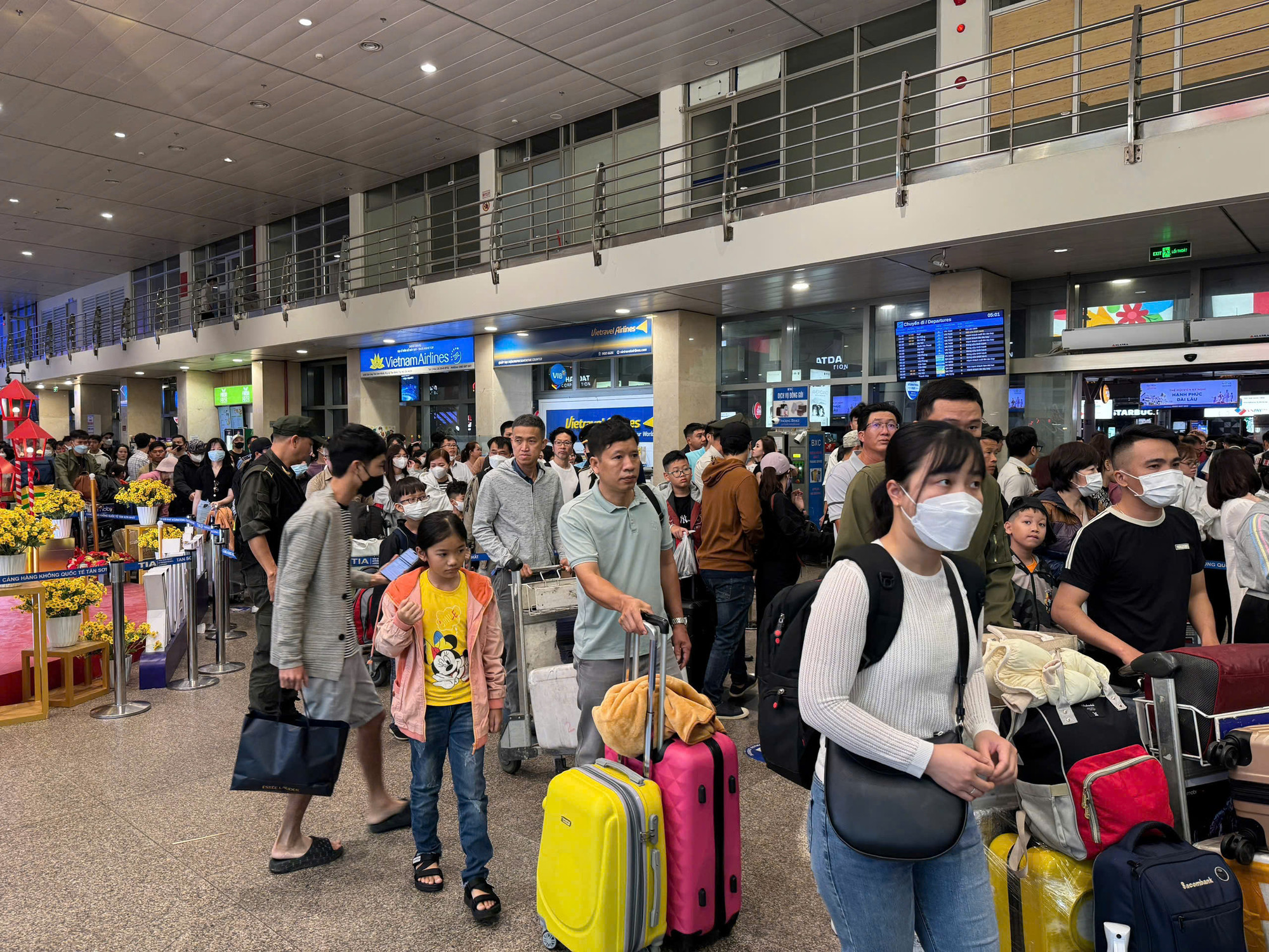 Cảnh đông đúc, tấp nập ở ga quốc nội, cảng HKQT Tân Sơn Nhất trong khung giờ cao điểm sáng 26 Tết.