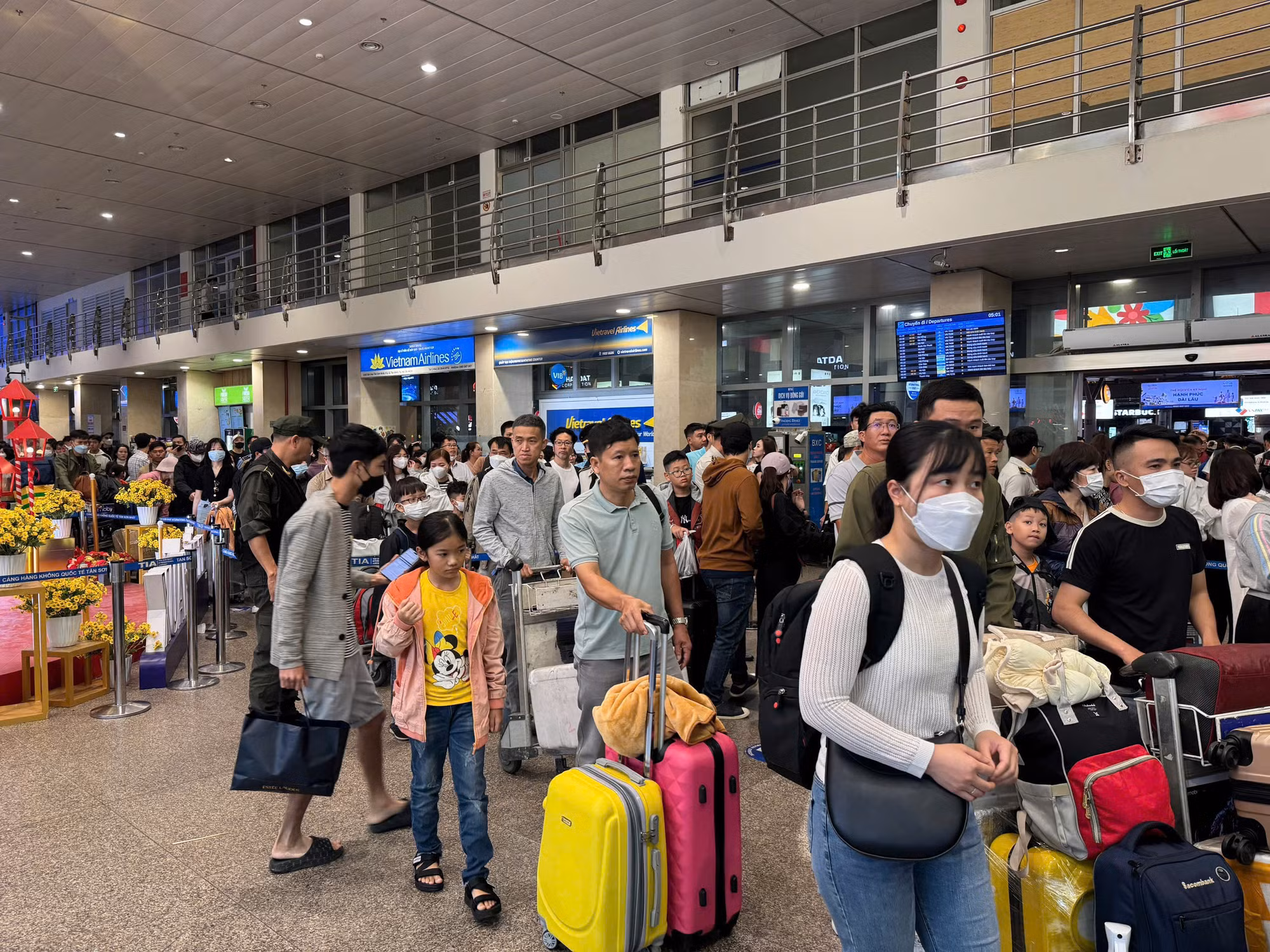 Cảnh đông đúc, tấp nập ở ga quốc nội, cảng HKQT Tân Sơn Nhất trong khung giờ cao điểm sáng 26 Tết.