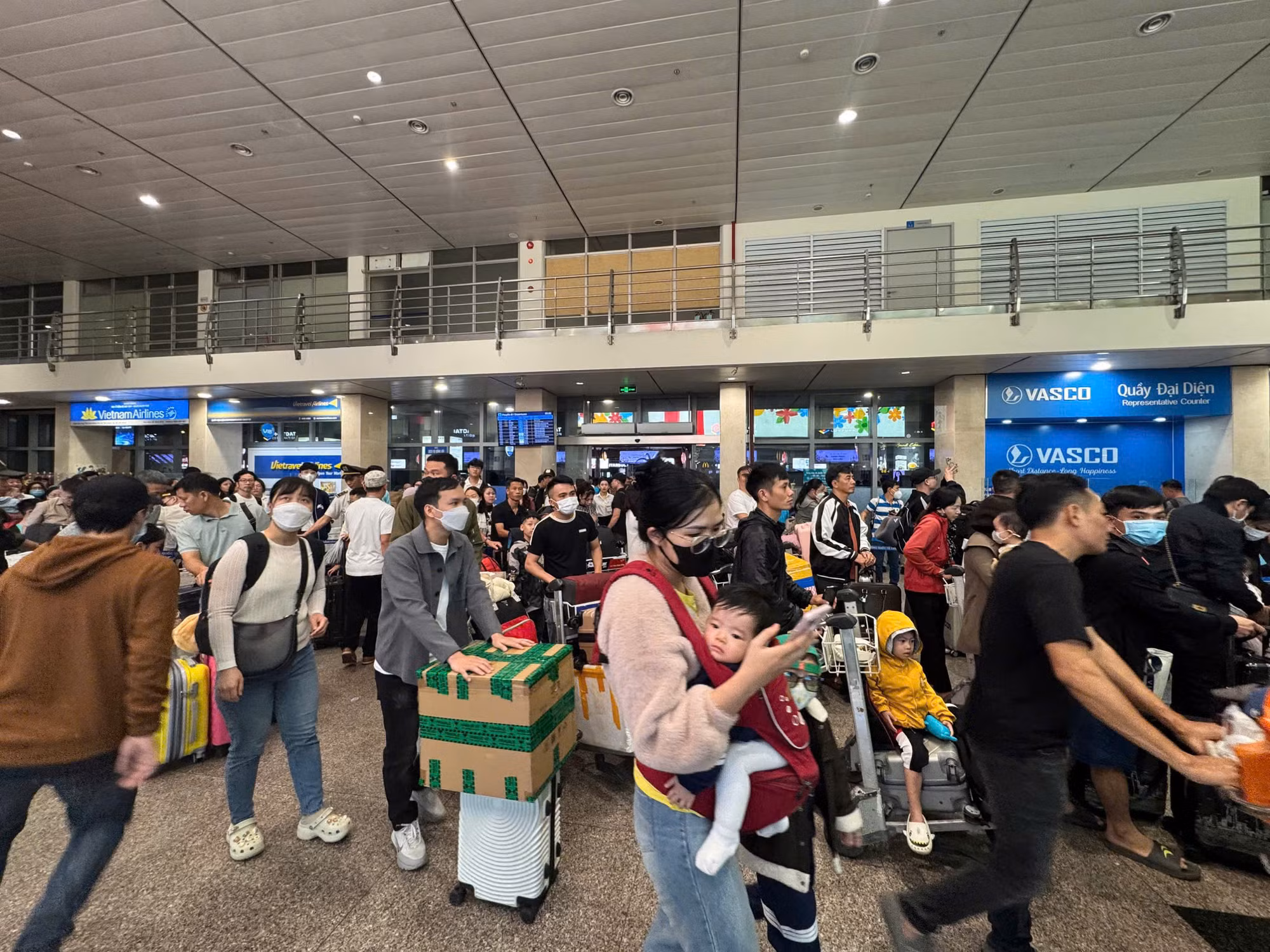 Cảnh đông đúc, tấp nập ở ga quốc nội, cảng HKQT Tân Sơn Nhất trong khung giờ cao điểm sáng 26 Tết.