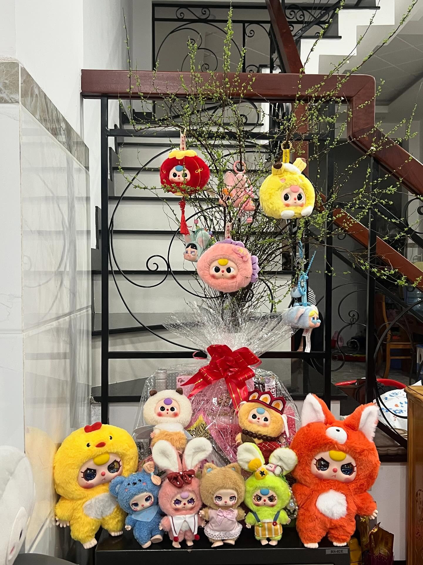 "Đàn con" đông đúc của chủ tài khoản @myuyenbexiu được xếp ngay ngắn bên dưới, quá nhiều để treo trang trí cho cành tuyết mai. - Ảnh: myuyenbexiu "Đàn con" đông đúc của chủ tài khoản @myuyenbexiu được xếp ngay ngắn bên dưới, quá nhiều để treo trang trí cho cành tuyết mai. - Ảnh: myuyenbexiu