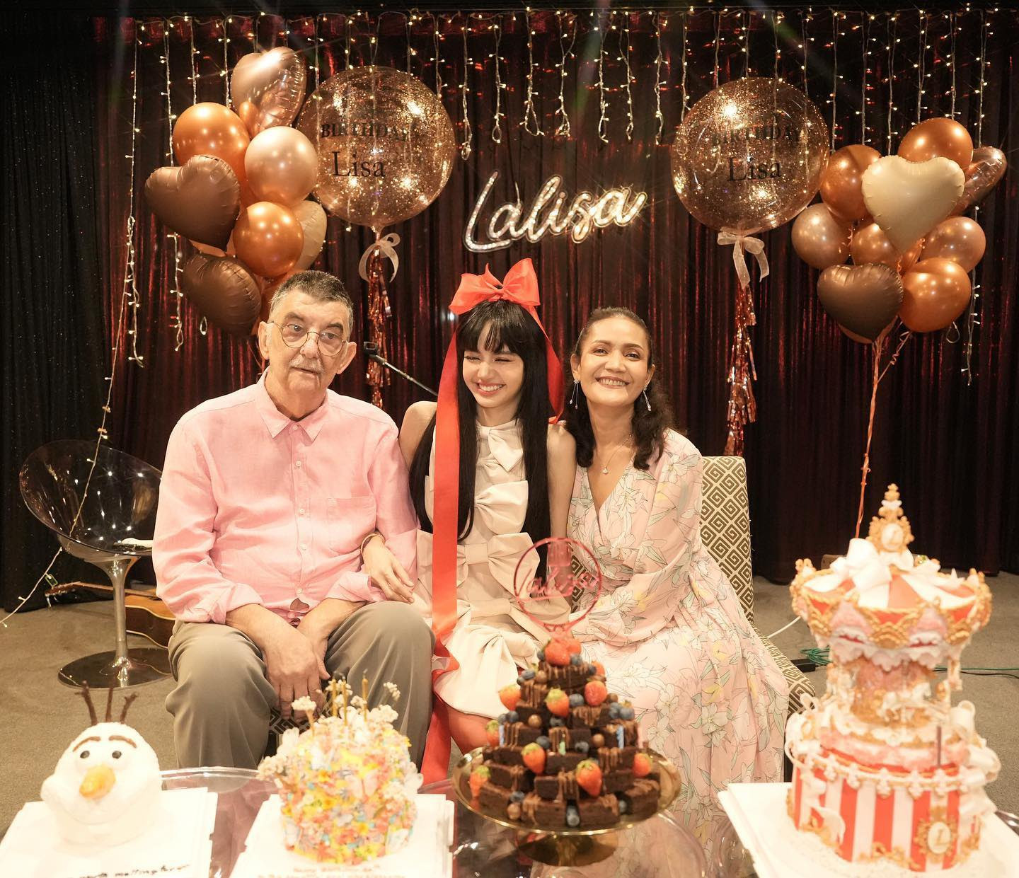 Lisa BLACKPINK nhắng nhít bên bố mẹ và cựu đệ nhất mỹ nhân tuổi teen Thái  Lan | Báo điện tử Tiền Phong