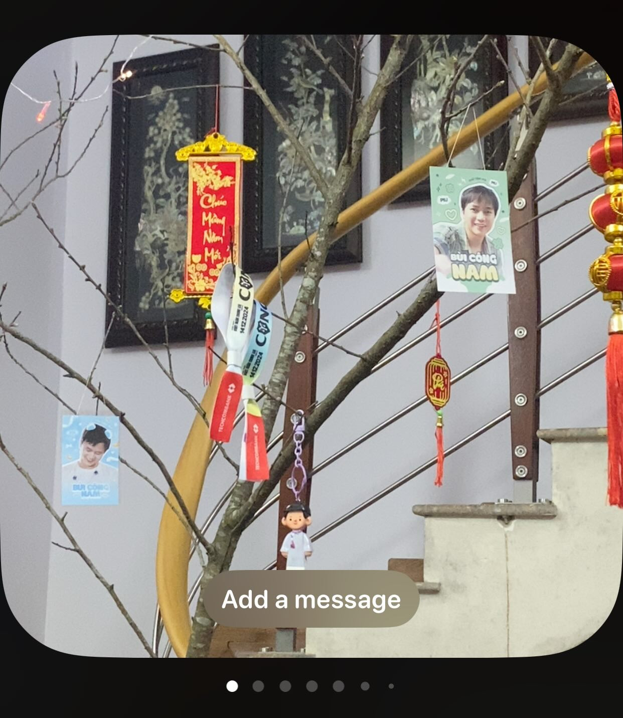 Nghe nói "năm sau ước có được cái gì thì treo lên cây đào", fangirl này bèn treo ngay loạt poster nhỏ, móc khóa, vòng tay concert Anh Trai Vượt Ngàn Chông Gai. - Ảnh: mailydayne Nghe nói "năm sau ước có được cái gì thì treo lên cây đào", fangirl này bèn treo ngay loạt poster nhỏ, móc khóa, vòng tay concert Anh Trai Vượt Ngàn Chông Gai. - Ảnh: mailydayne