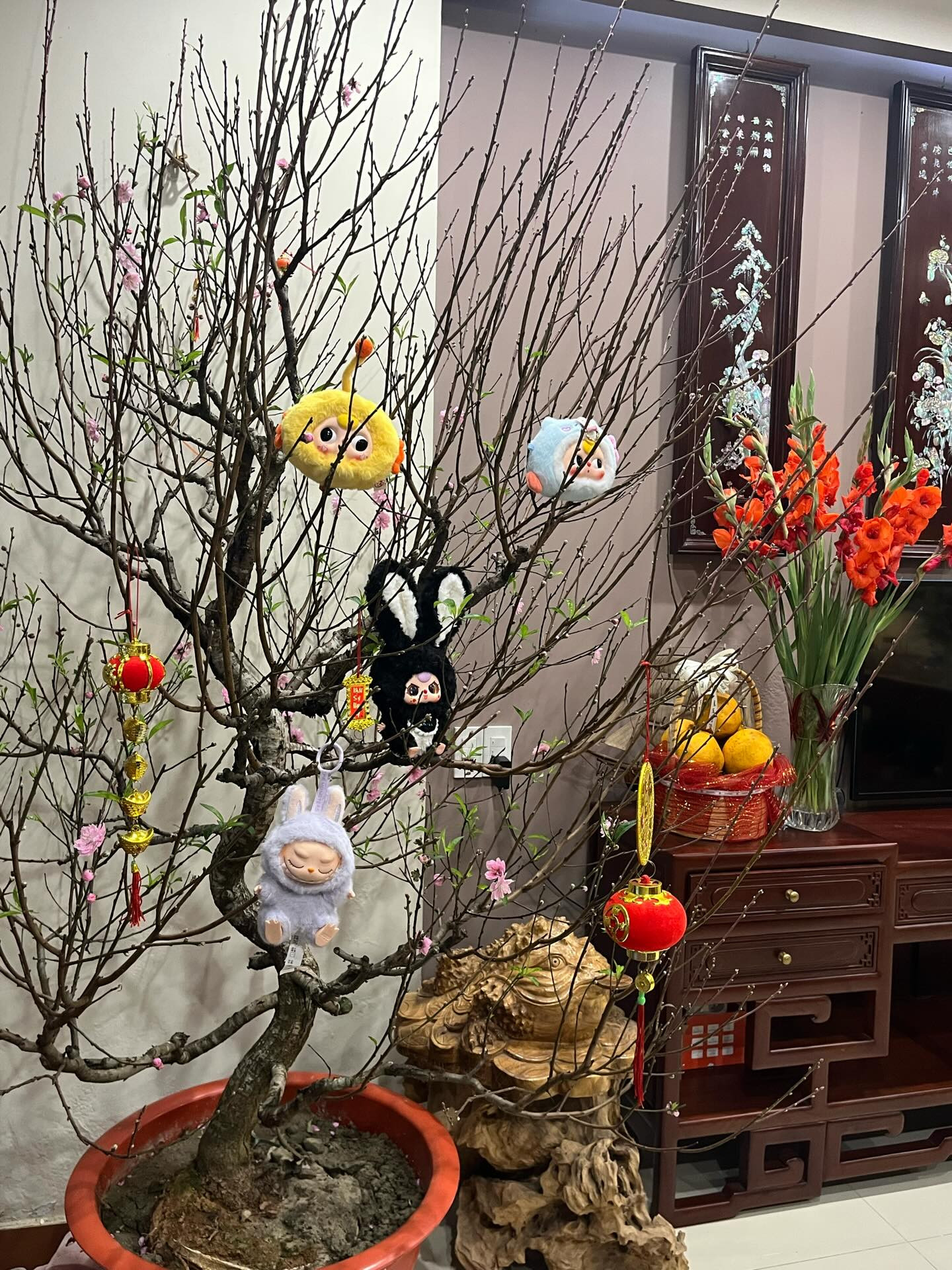 Một "cư dân" của "Threads city" chia sẻ "mấy đồ treo cây đào" được mẹ giao mua. - Ảnh: 0505.003__ Một "cư dân" của "Threads city" chia sẻ "mấy đồ treo cây đào" được mẹ giao mua. - Ảnh: 0505.003__