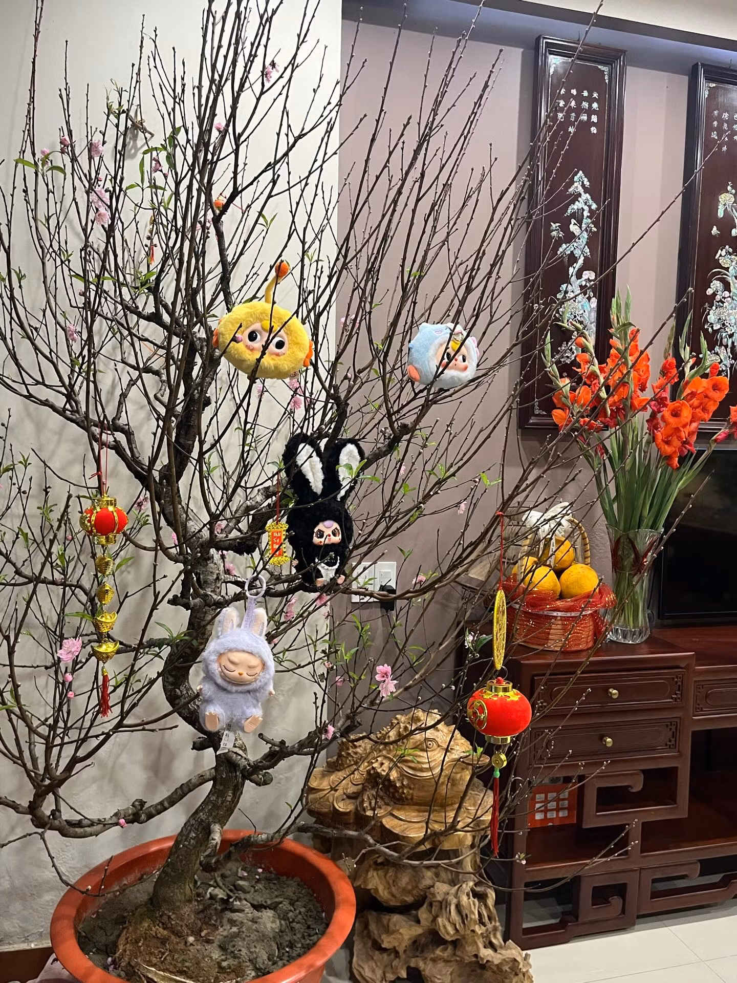 Một "cư dân" của "Threads city" chia sẻ "mấy đồ treo cây đào" được mẹ giao mua. - Ảnh: 0505.003__