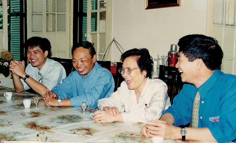 Phó Chủ tịch nước Nguyễn Thị Bình thăm báo Sinh Viên Việt Nam - Hoa Học Trò (từ trái qua: Phó Tổng biên tập Đoàn Công Huynh, Phó Tổng biên tập Nguyễn Đình Trung, Phó Chủ tịch nước Nguyễn Thị Bình và Tổng biên tập Nguyễn Phong Doanh).