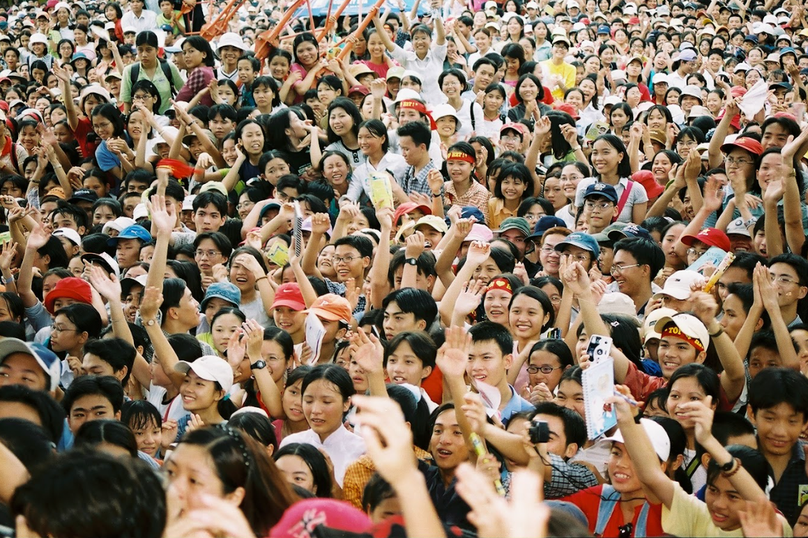 Hội báo kỷ niệm 10 năm Hoa Học Trò (tháng 10/2001) thu hút hơn 10.000 độc giả tới chia vui.