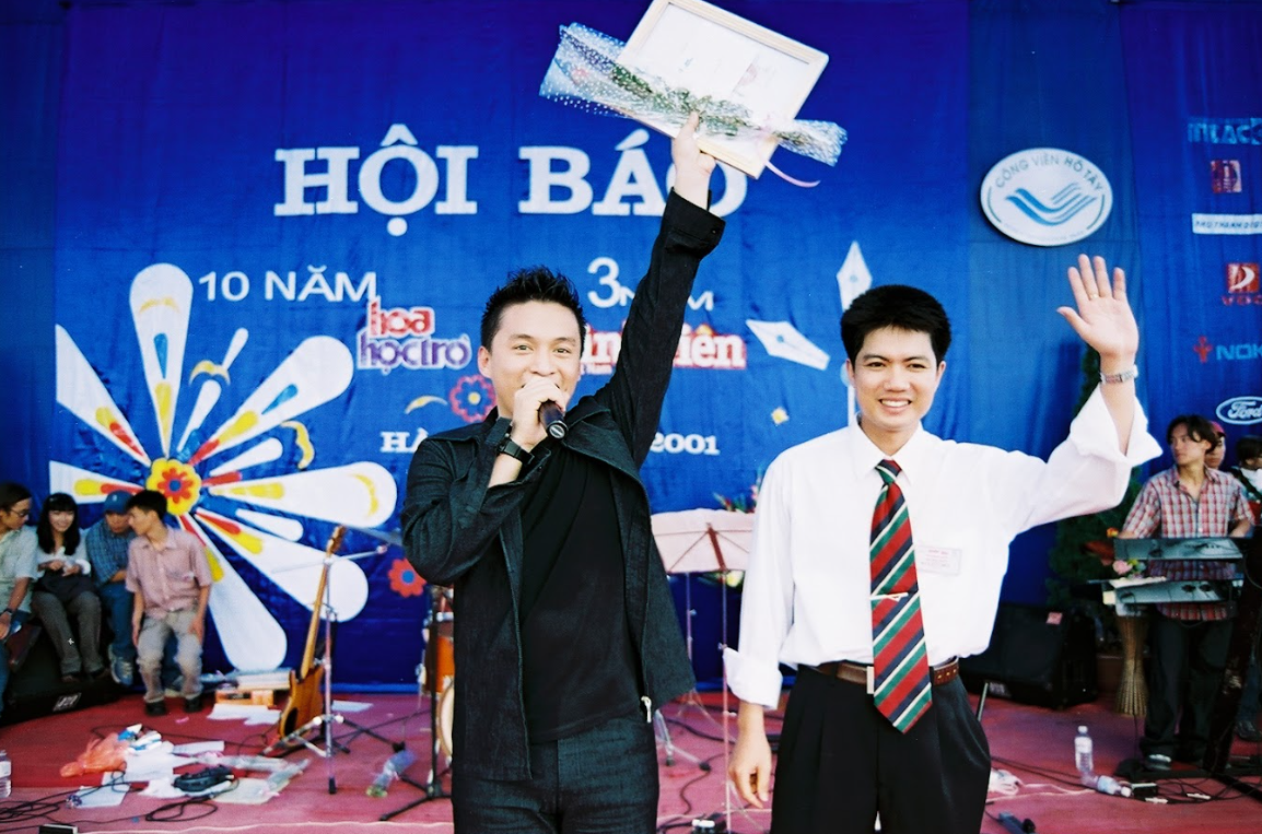 &quot;Anh trang 3&quot; Đoàn Công Huynh (sau là Tổng biên tập báo Sinh Viên Việt Nam - Hoa Học Trò và Tổng biên tập báo Tiền Phong) và anh Hai Lam Trường tại Hội báo kỷ niệm &quot;sinh nhật&quot; Hoa Học Trò 10 &quot;tuổi&quot;.