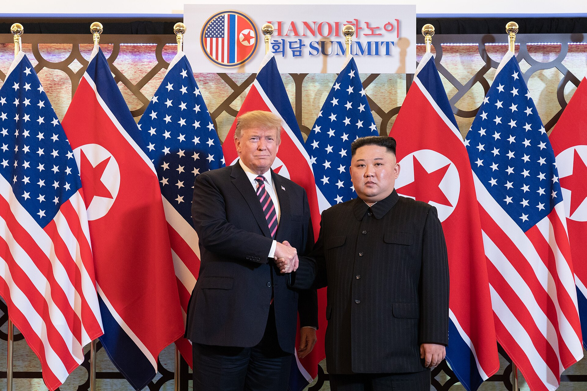 Tổng thống Mỹ Donald Trump và nhà lãnh đạo Triều Tiên Kim Jong Un tại Hà Nội năm 2019 Tổng thống Mỹ Donald Trump và nhà lãnh đạo Triều Tiên Kim Jong Un tại Hà Nội năm 2019
