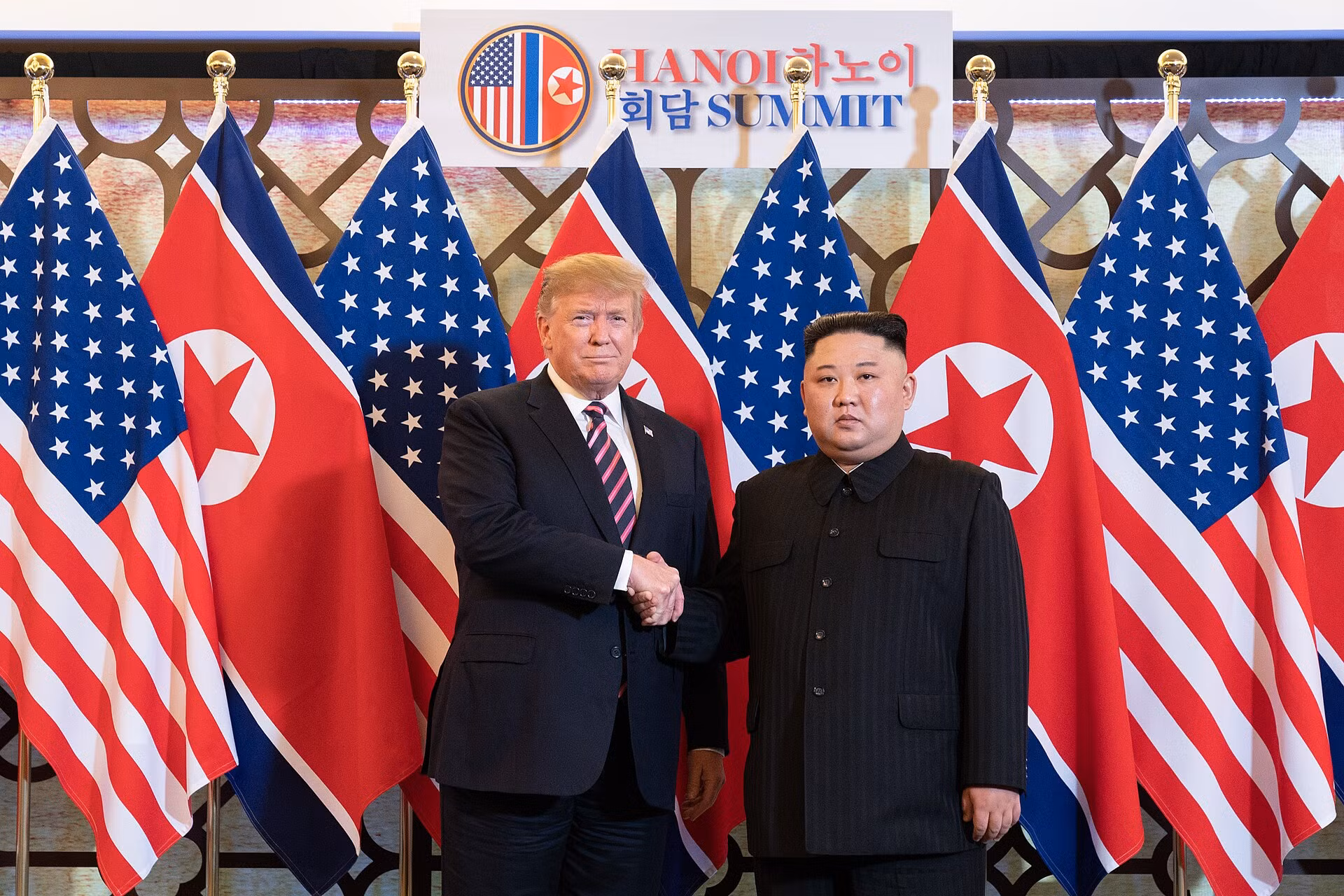 Tổng thống Mỹ Donald Trump và nhà lãnh đạo Triều Tiên Kim Jong Un tại Hà Nội năm 2019
