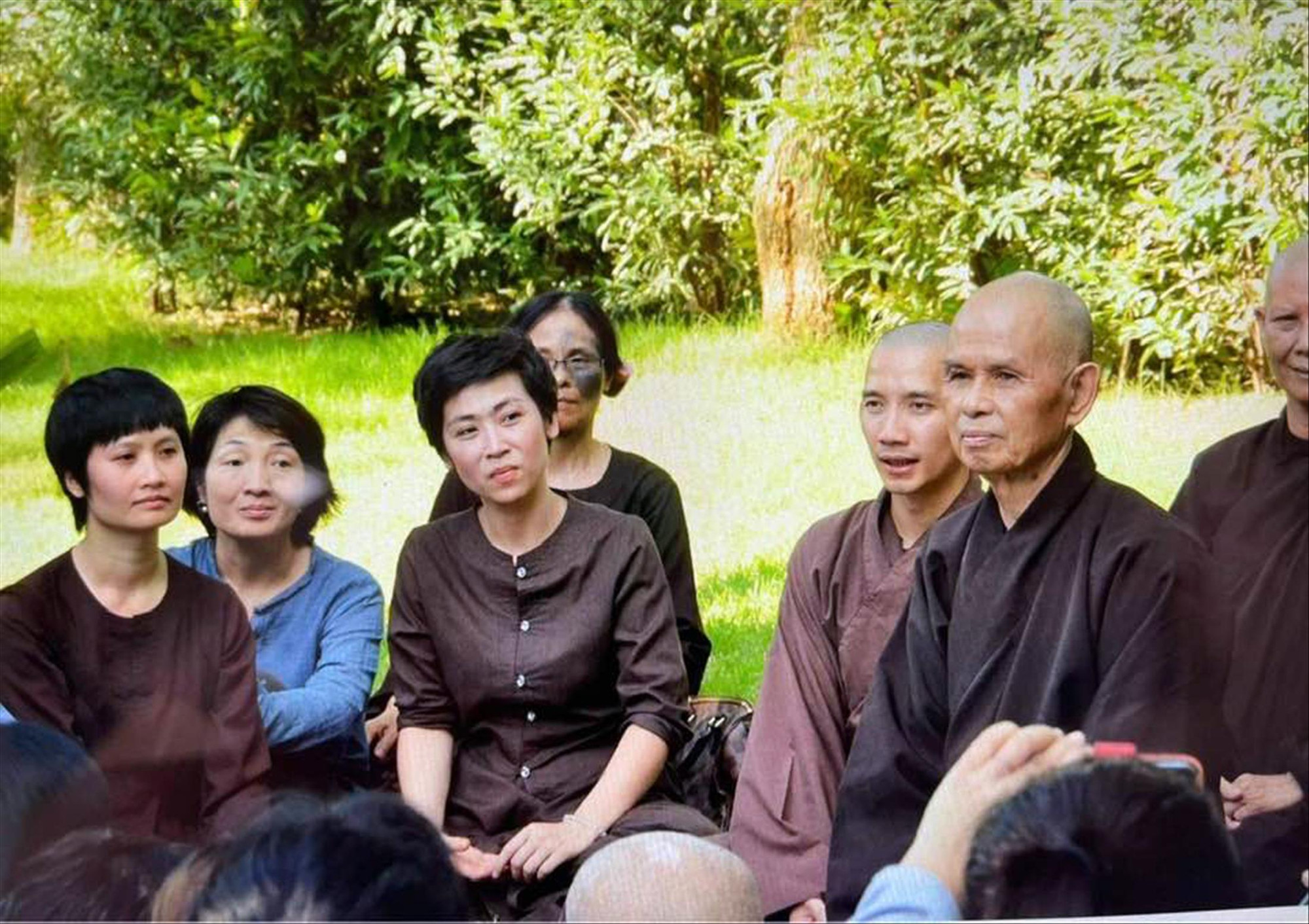 Ca sĩ Lô Thủy (thứ ba từ trái sang) ngồi cùng Thiền sư Thích Nhất Hạnh trong một khóa tu tại Làng Mai Thái Lan. Ảnh: NVCC Ca sĩ Lô Thủy (thứ ba từ trái sang) ngồi cùng Thiền sư Thích Nhất Hạnh trong một khóa tu tại Làng Mai Thái Lan. Ảnh: NVCC