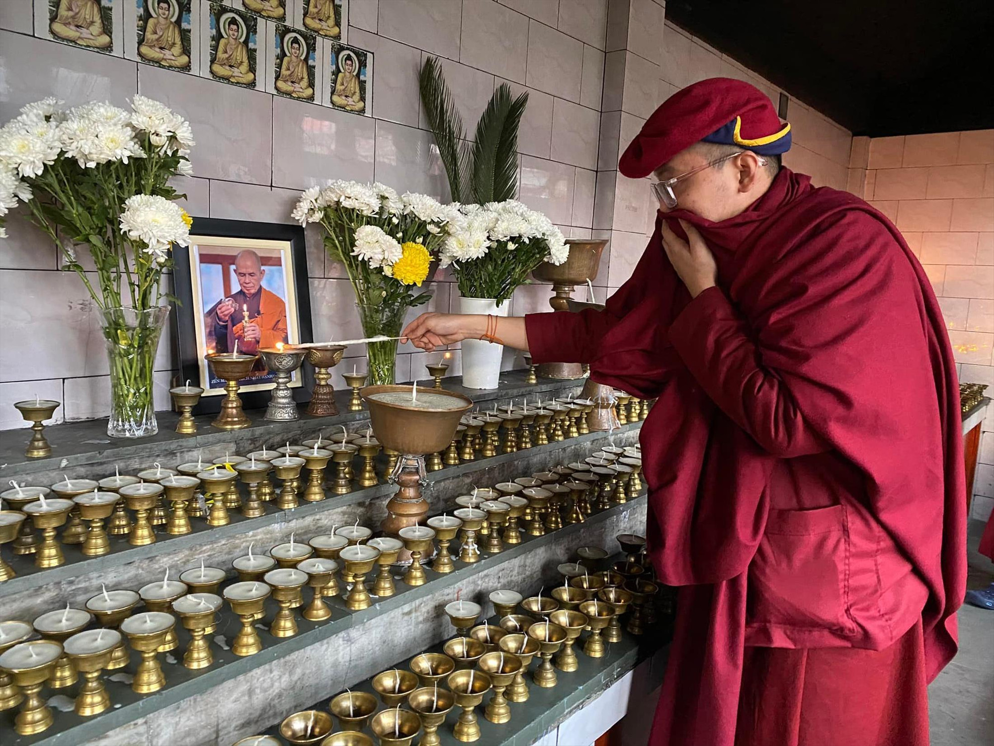 Chư Tăng dòng truyền thừa Drukpa (Ấn Độ) thắp 1.000 ngọn đèn liên tục trong 3 ngày để cúng dường Thiền sư Thích Nhất Hạnh. Ảnh: FB Thanh Huy Chư Tăng dòng truyền thừa Drukpa (Ấn Độ) thắp 1.000 ngọn đèn liên tục trong 3 ngày để cúng dường Thiền sư Thích Nhất Hạnh. Ảnh: FB Thanh Huy