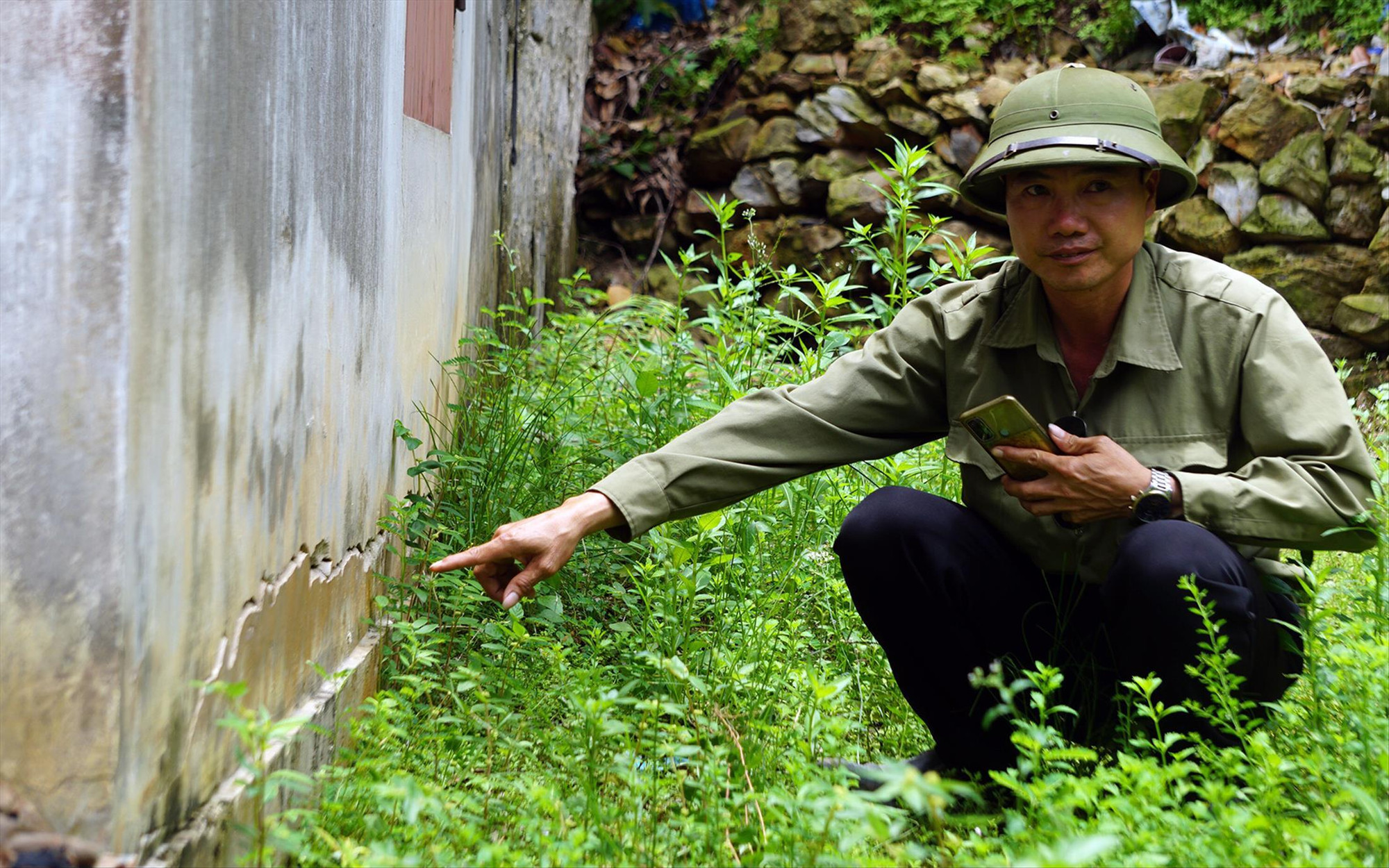 Vết nứt móng nhà gia đình ông Dương Văn Trường (phường An Lạc) kéo dài hàng chục mét. Ảnh: Nguyễn Hoàn