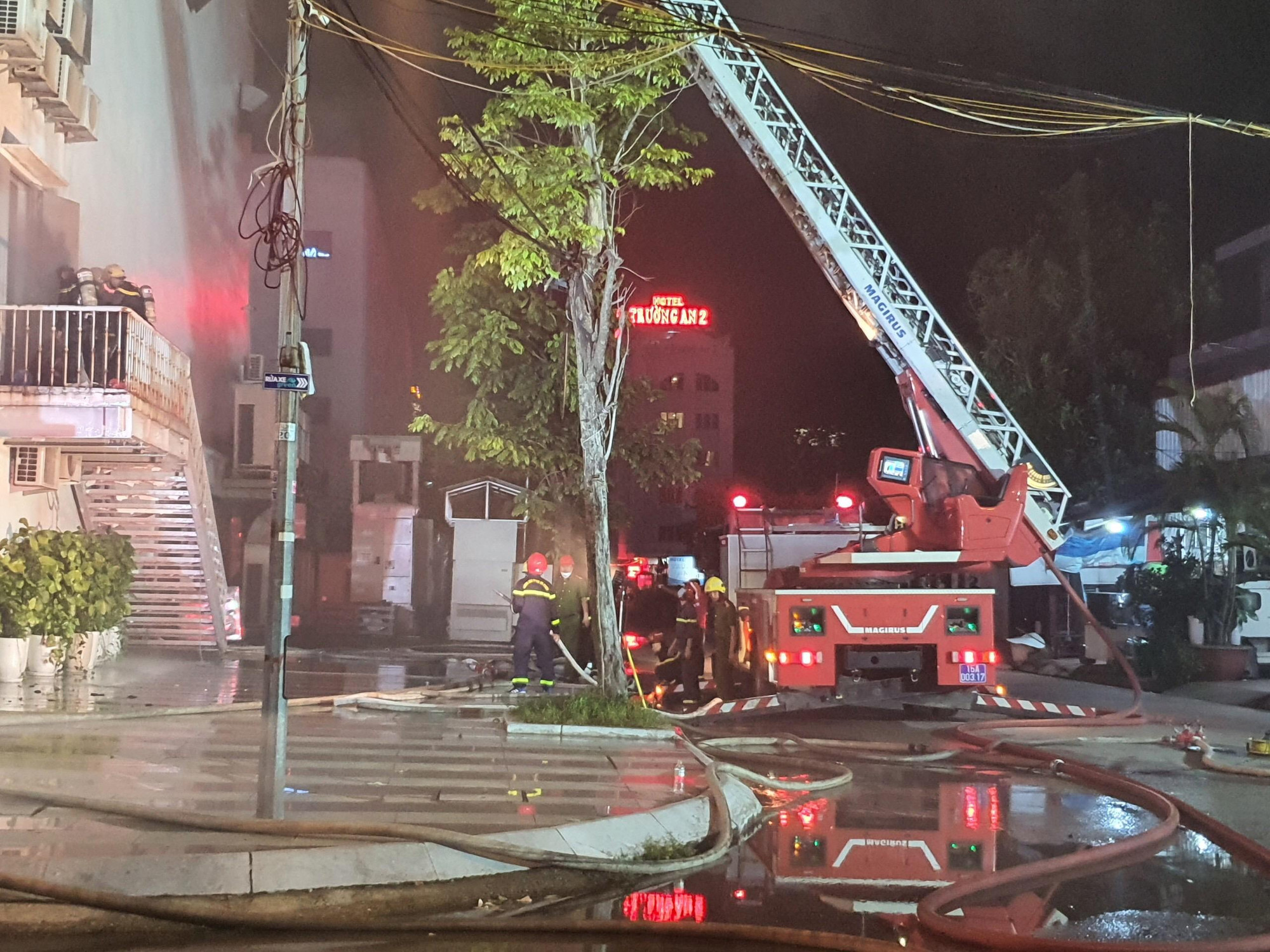 6 xe cứu hỏa và hàng chục cảnh sát PCCC TP Hải Phòng được huy động tới hiện trường. 6 xe cứu hỏa và hàng chục cảnh sát PCCC TP Hải Phòng được huy động tới hiện trường.