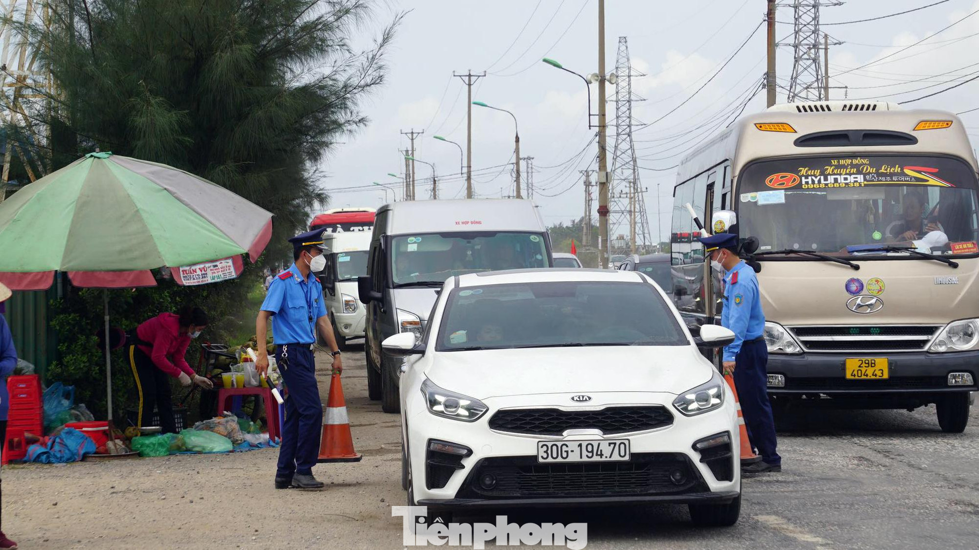 Hàng trăm tài xế lái xe cá nhân đi sớm hơn giờ cấm (9h) để được qua phà. Tuy nhiên, do quá tải nên nhiều tài xế xếp hàng từ sáng đến trưa vẫn chưa thể qua phà để sang đảo Cát Bà. Hàng trăm tài xế lái xe cá nhân đi sớm hơn giờ cấm (9h) để được qua phà. Tuy nhiên, do quá tải nên nhiều tài xế xếp hàng từ sáng đến trưa vẫn chưa thể qua phà để sang đảo Cát Bà.