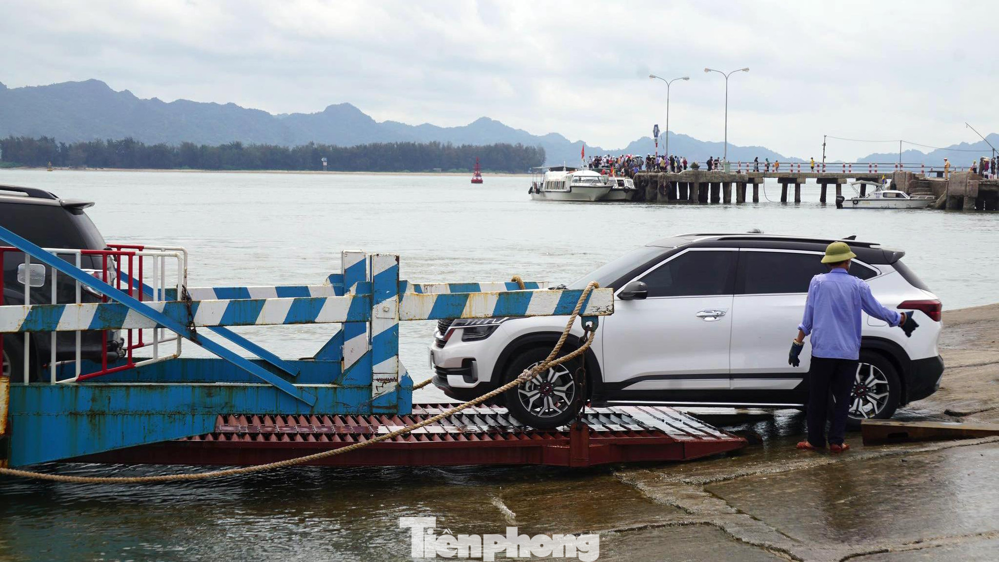 Trước đó, UBND TP Hải Phòng thông báo sẽ tạm dừng chuyên chở ô tô con, ô tô tải qua phà Gót để giảm tải, hạn chế ùn tắc (từ 9-13h). Tuy nhiên, theo ghi nhận của phóng viên trưa 30/4, phà Gót vẫn chở hàng trăm ôtô cá nhân. Trước đó, UBND TP Hải Phòng thông báo sẽ tạm dừng chuyên chở ô tô con, ô tô tải qua phà Gót để giảm tải, hạn chế ùn tắc (từ 9-13h). Tuy nhiên, theo ghi nhận của phóng viên trưa 30/4, phà Gót vẫn chở hàng trăm ôtô cá nhân.
