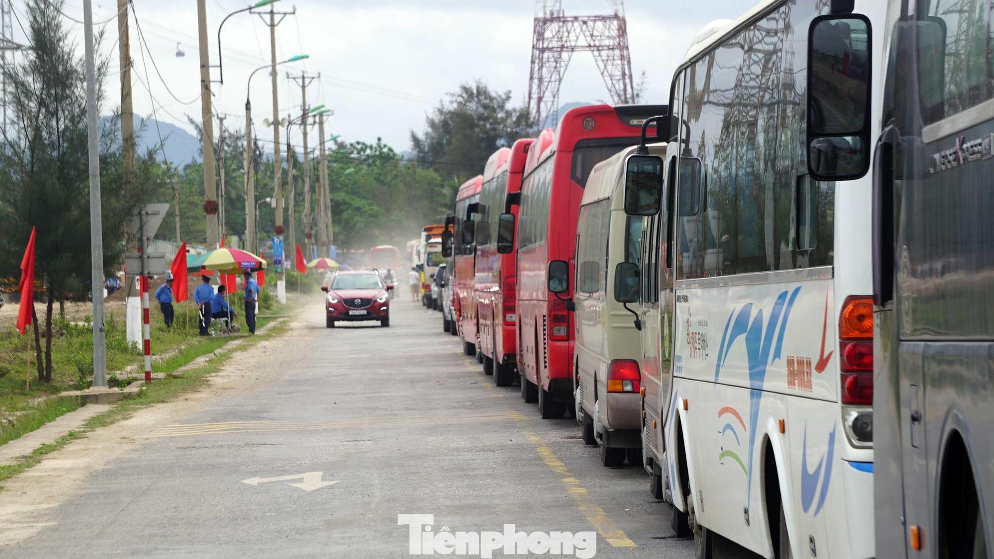 So với các kỳ nghỉ lễ trước, số ô tô cá nhân qua phà đã giảm, phần lớn ô tô chở khách từ 9 đến 45 chỗ xếp hàng chờ đến lượt. So với các kỳ nghỉ lễ trước, số ô tô cá nhân qua phà đã giảm, phần lớn ô tô chở khách từ 9 đến 45 chỗ xếp hàng chờ đến lượt.