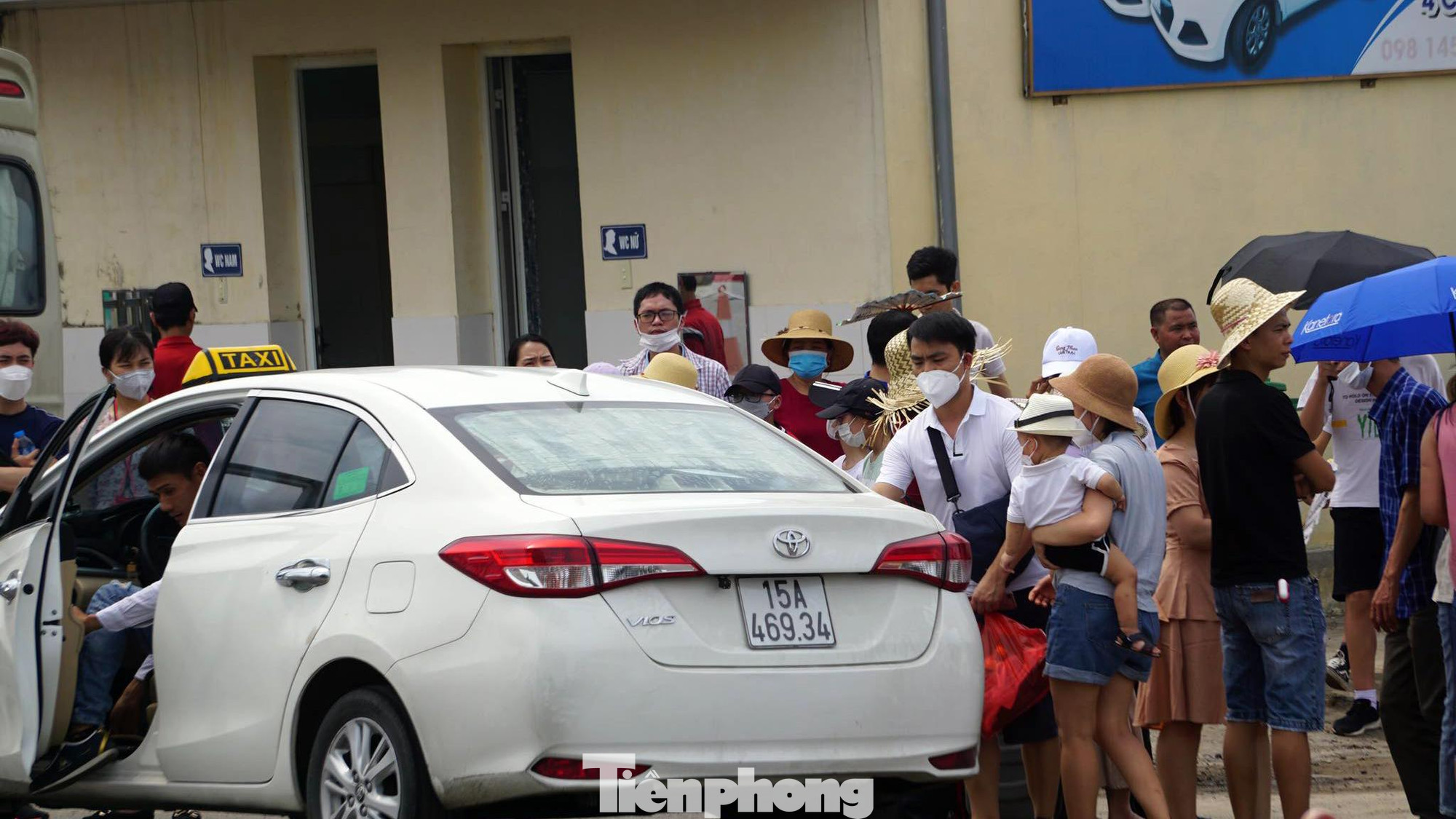 Xe buýt miễn phí luôn quá tải, hàng nghìn du khách lựa chọn taxi, xe ôtô khách dịch vụ để di chuyển về thị trấn Cát Bà. Xe buýt miễn phí luôn quá tải, hàng nghìn du khách lựa chọn taxi, xe ôtô khách dịch vụ để di chuyển về thị trấn Cát Bà.