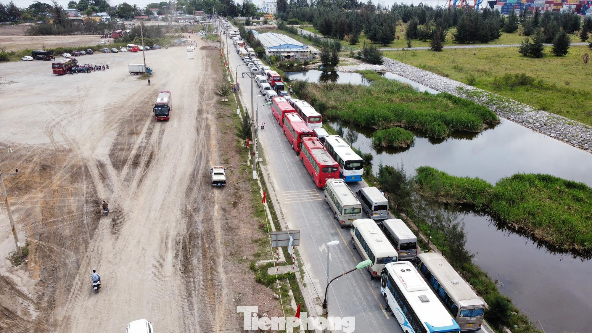 Ngày đầu kỳ nghỉ lễ 30/4-1/5, hàng vạn du khách khắp các tỉnh sang đảo Cát Bà (TP Hải Phòng) khiến bến phà Gót luôn trong tình trạng kẹt cứng, giao thông ùn ứ. Ngày đầu kỳ nghỉ lễ 30/4-1/5, hàng vạn du khách khắp các tỉnh sang đảo Cát Bà (TP Hải Phòng) khiến bến phà Gót luôn trong tình trạng kẹt cứng, giao thông ùn ứ.