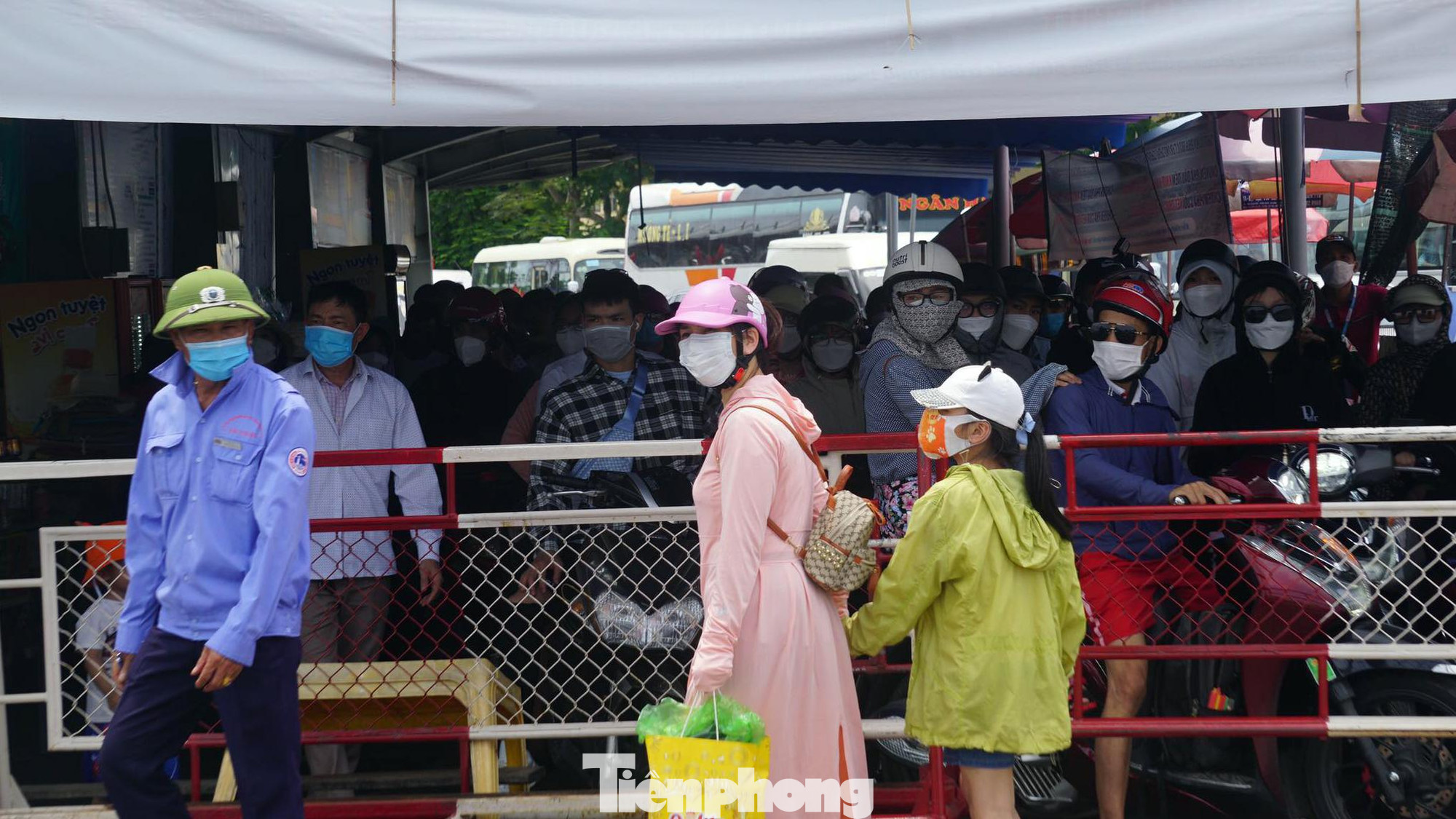 Sau khi mua vé, du khách đi xe máy hoặc đi bộ được hướng dẫn vào nhà chờ. Sau khi mua vé, du khách đi xe máy hoặc đi bộ được hướng dẫn vào nhà chờ.