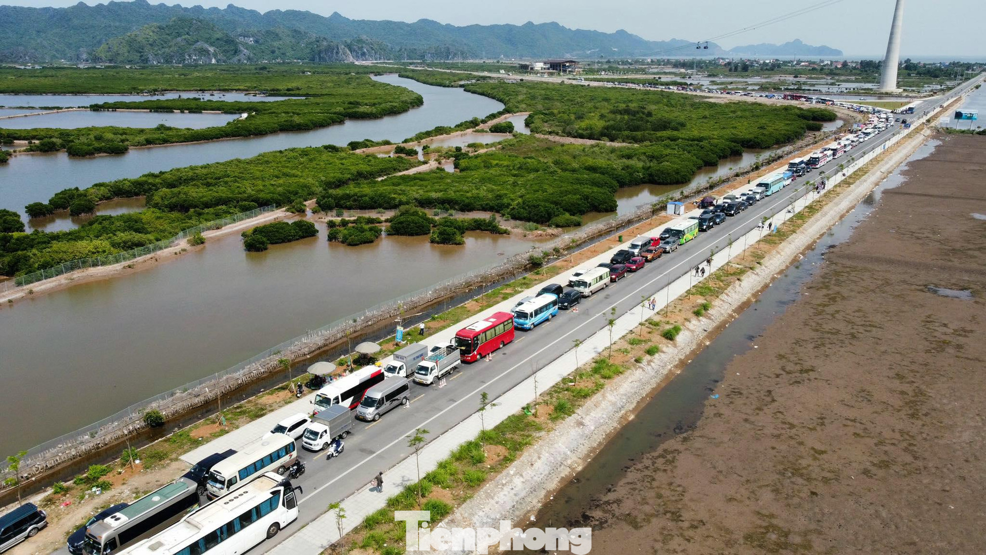 Theo ghi nhận phóng viên ngày 2/5, hàng nghìn du khách rời Cát Bà sau 3 ngày nghỉ lễ, vui chơi trên đảo. Từ trưa, tuyến đường ra phà Cái Viềng tái diễn tình trạng ùn tắc phương tiện.
