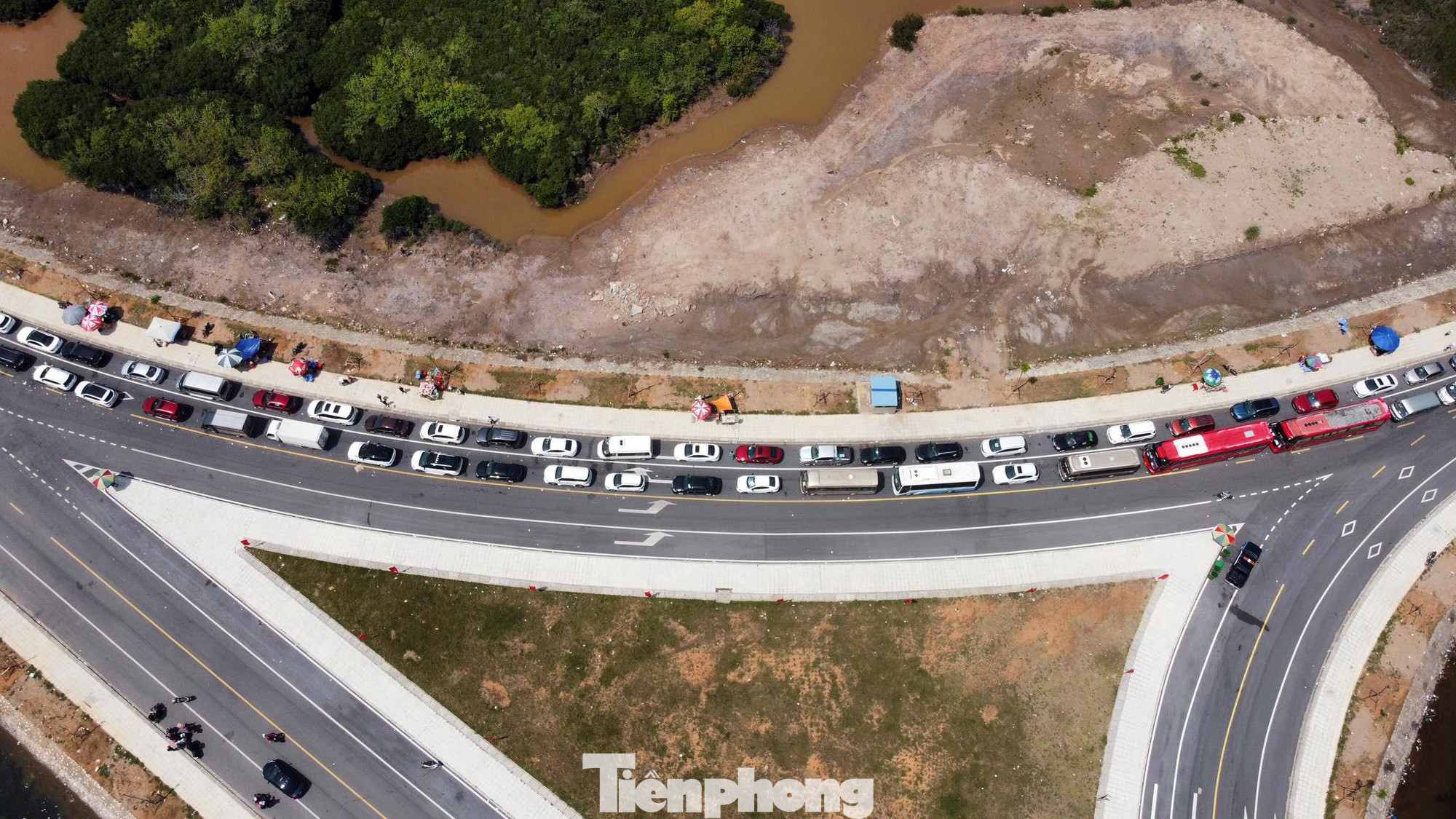 Dù thành phố Hải Phòng trước đó yêu cầu hạn chế chở ôtô cá nhân, ôtô tải qua phà giờ cao điểm (9-13h) để khắc phục ùn tắc nhưng tình trạng này không được cải thiện.