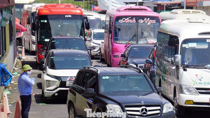 Ôtô con, xe khách 'xếp lốt' chờ lên phà Cái Viềng rời Cát Bà giữa nắng nóng buổi trưa 2/5.