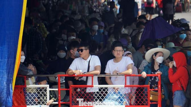 Trong bến dành cho người đi xe máy, người đi bộ luôn kẹt cứng do nắng nóng.