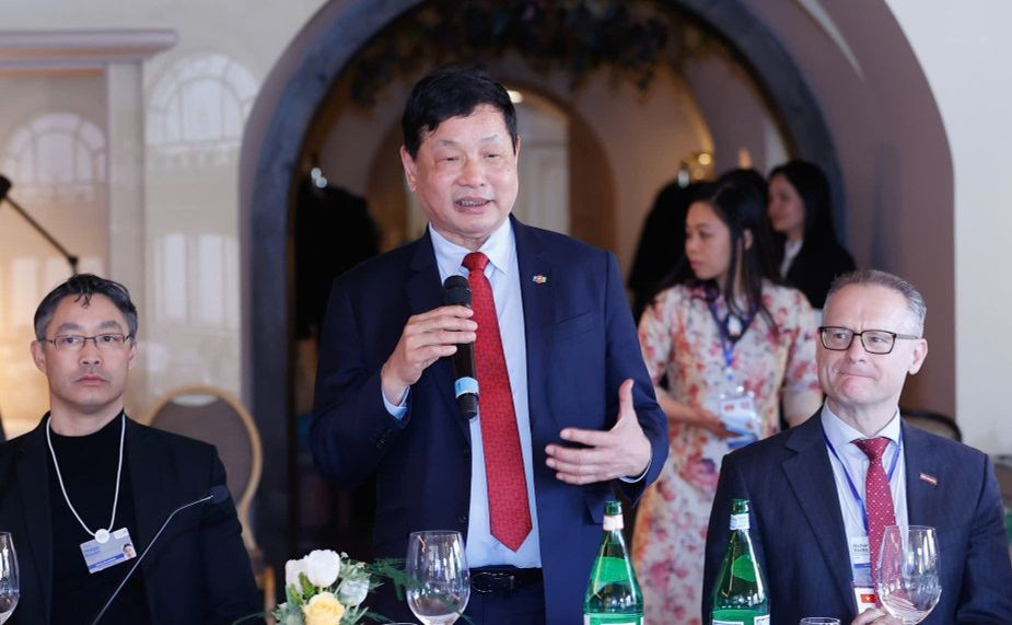 Chủ tịch Tập đoàn FPT Trương Gia Bình trao đổi tại toạ đàm “Đầu tư công nghệ cao tại Việt Nam - Cất cánh trong kỷ nguyên thông minh” diễn ra tại Davos (Thụy Sỹ). Ảnh: TTXVN.