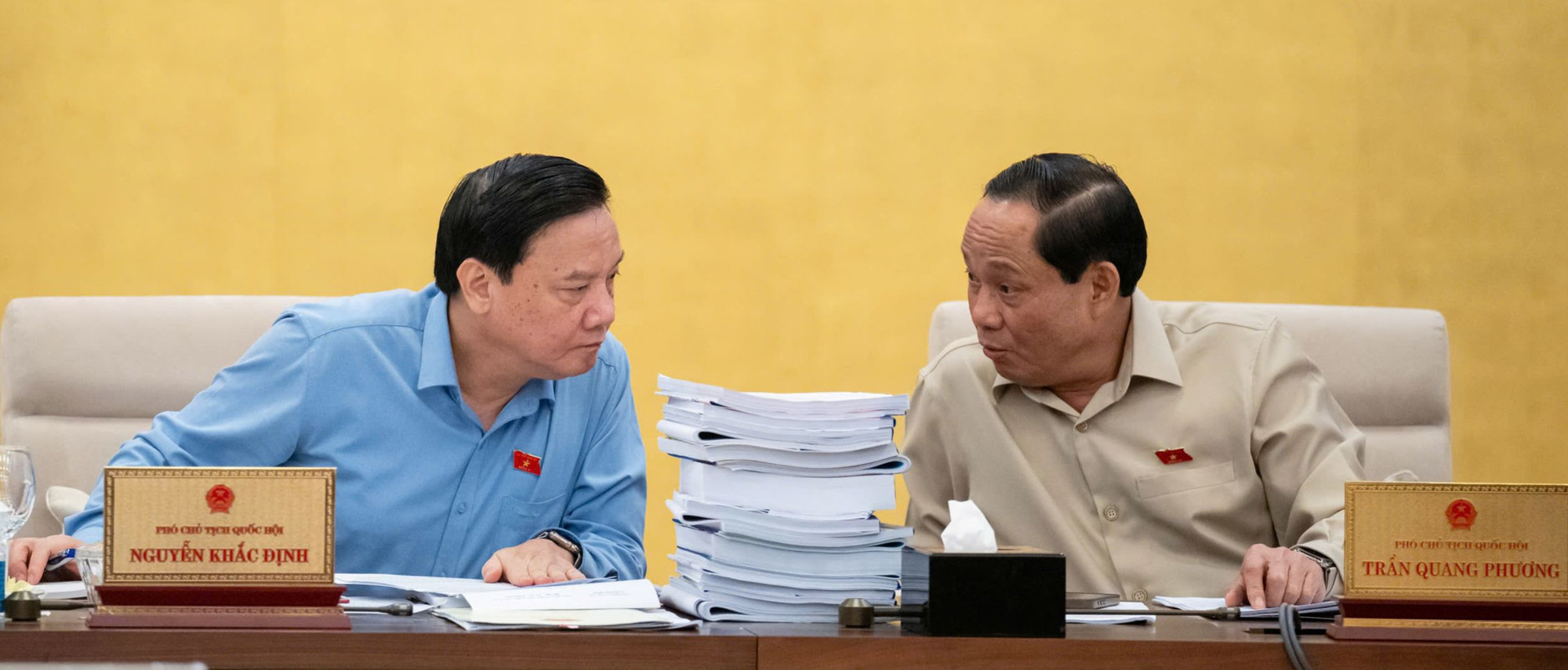 Các Phó Chủ tịch Quốc hội trao đổi tại phiên họp Ủy ban Thường vụ Quốc hội