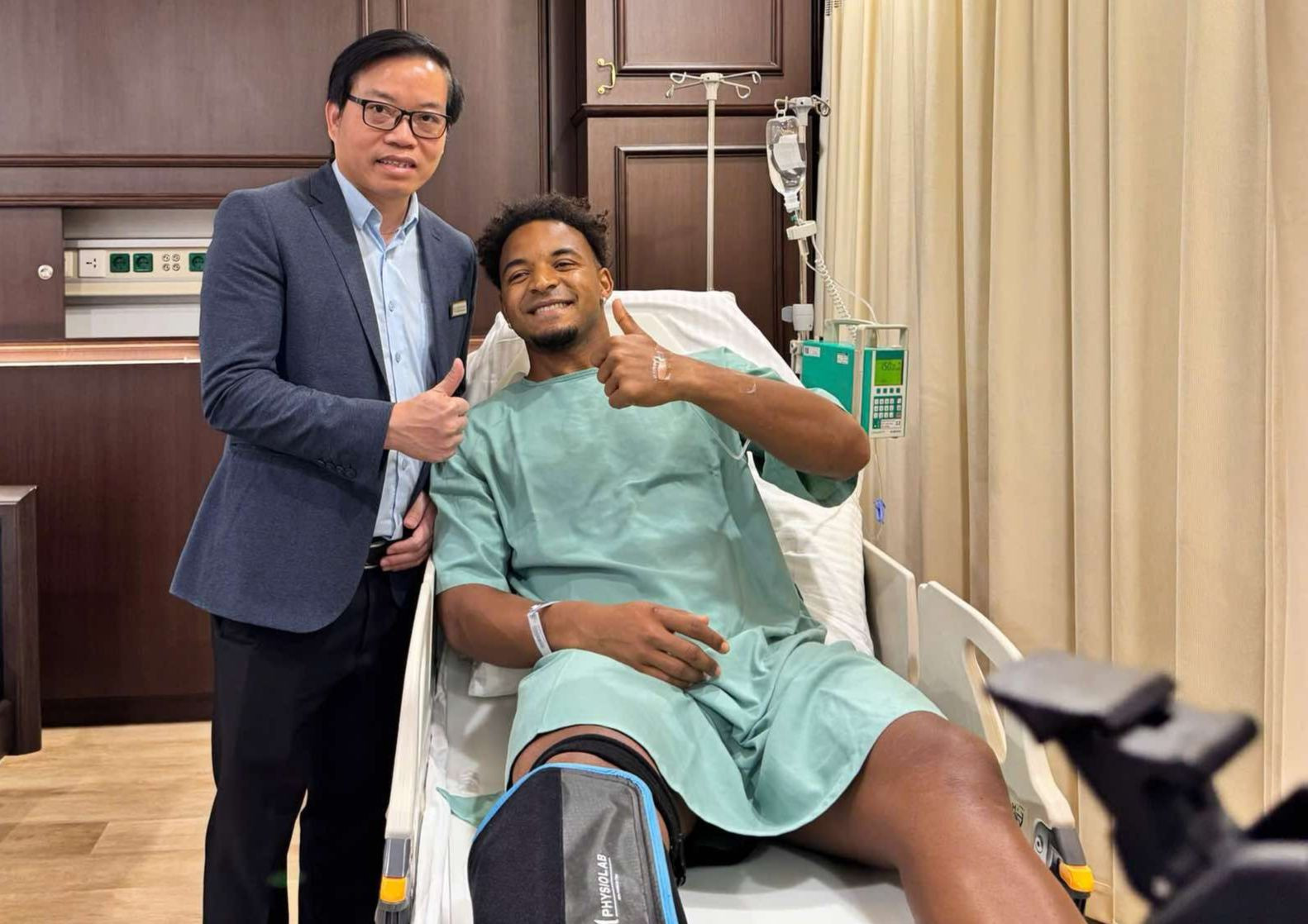 GS.TS Trần Trung Dũng – Giám đốc Trung tâm Y học thể thao (Bệnh viện Vinmec) trực tiếp phẫu thuật, điều trị cho cầu thủ Nguyễn Xuân Son. Ảnh: PV.