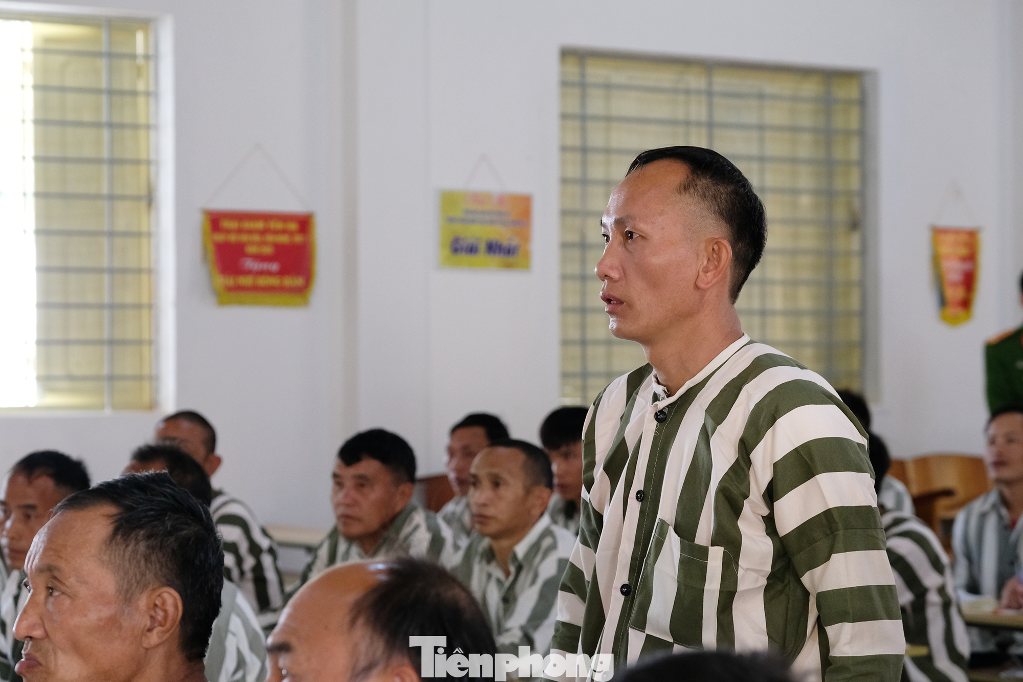 Vàng A Sáng tập đọc tại lớp “Xóa mù chữ” ở trại giam Yên Hạ (Sơn La) Vàng A Sáng tập đọc tại lớp “Xóa mù chữ” ở trại giam Yên Hạ (Sơn La)