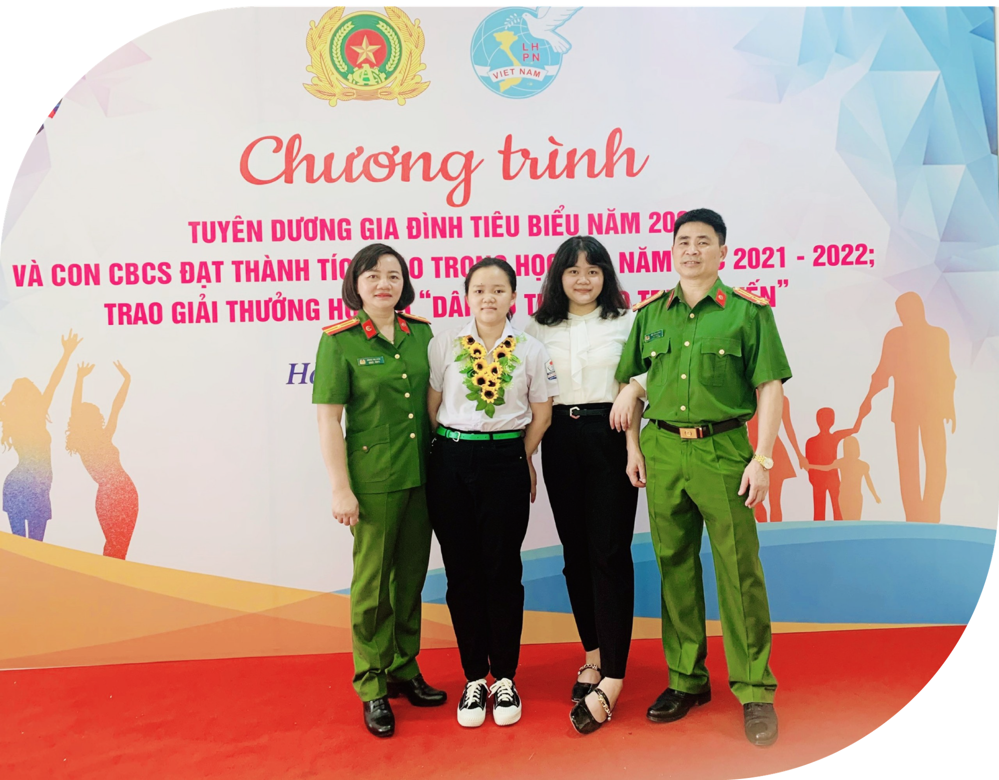 Gia đình Thượng tá Cường vinh dự được Bộ Công an vinh danh là gia đình tiêu biểu của Cục C10.