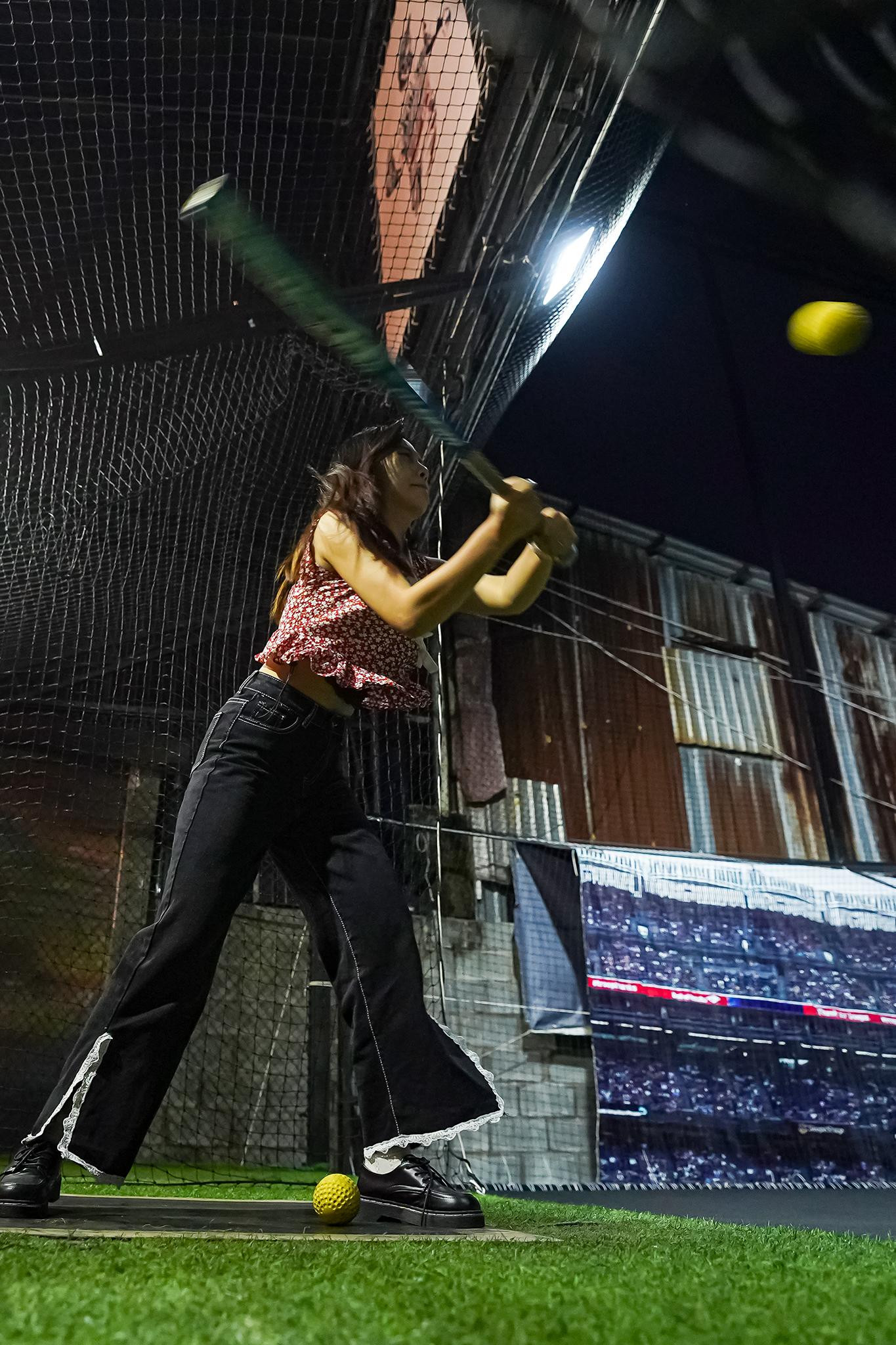 Bạn Đỗ Thảo Nguyên phải mất đến trái bóng thứ 5 mới có thể đánh trúng.