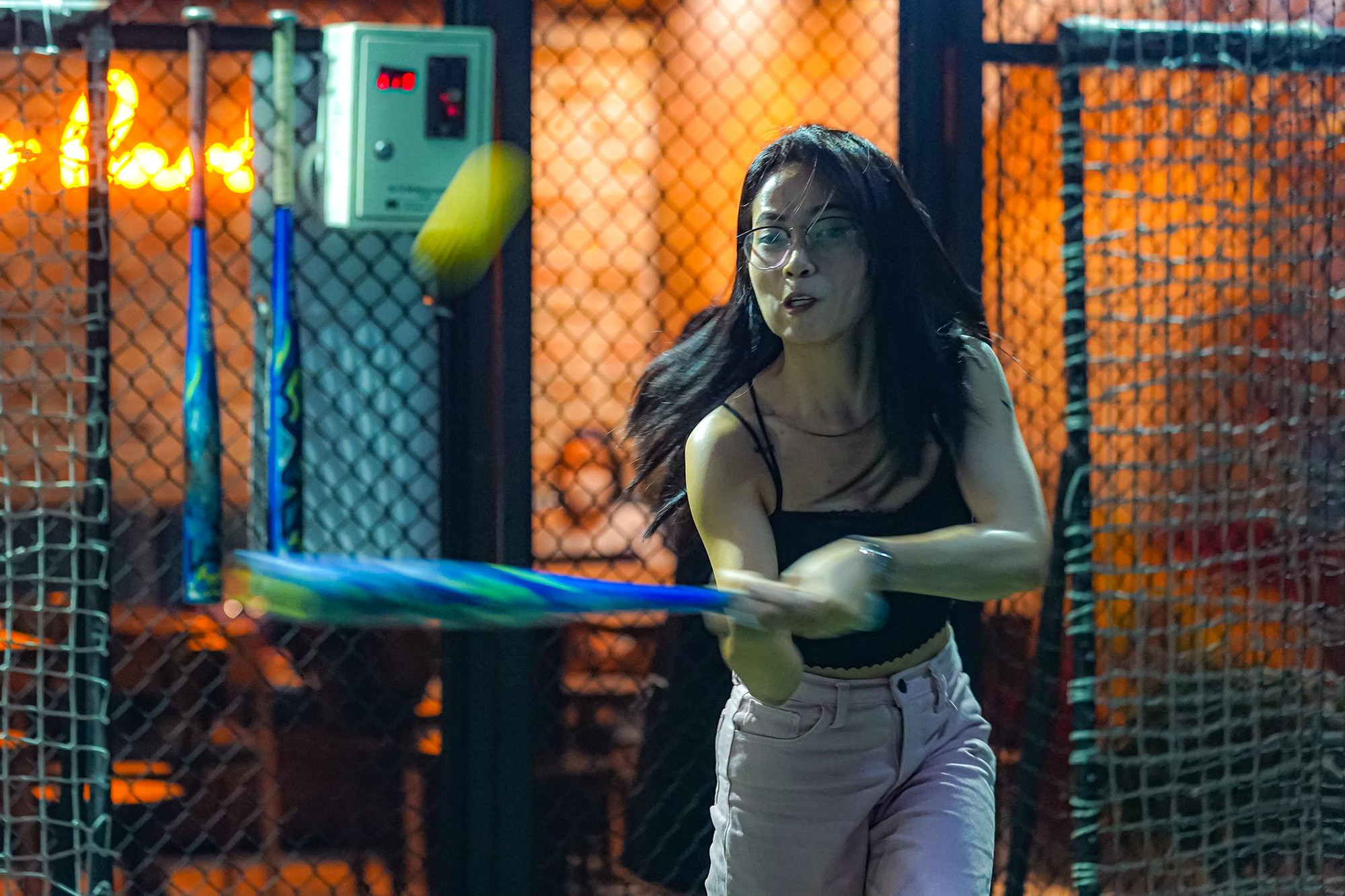 Bạn Lê Thị Đậm hào hứng chia sẻ: “Mình chưa bao giờ chơi môn này, đây là lần đầu tiên. Khi nhìn thì cứ nghĩ là không cầm được cây gậy, chơi rồi thấy nó cũng khá nhẹ. Khó nhất và cần tập trung nhất chính là canh trái bóng".