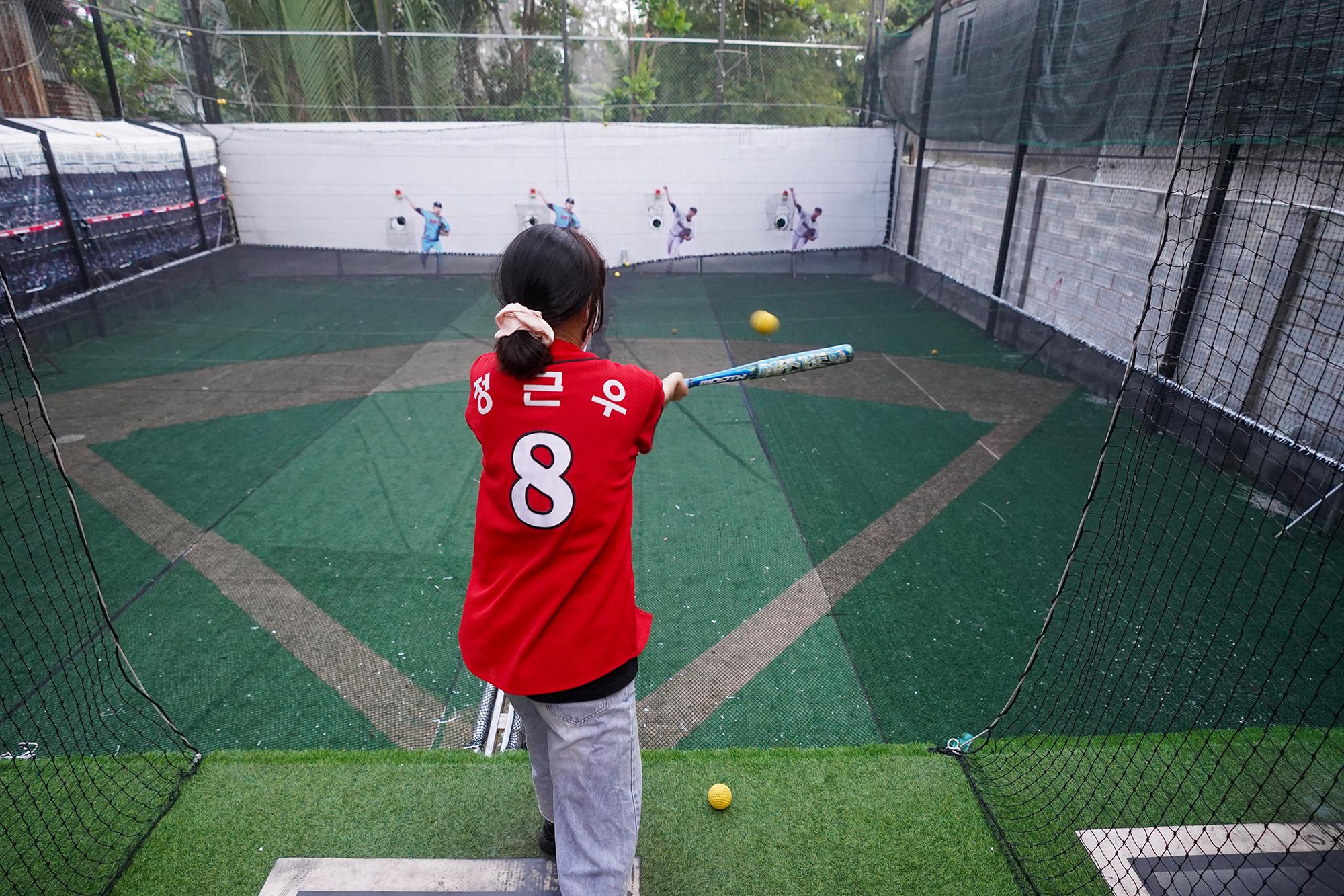 Khu vực lồng bóng với hơn 400m2 được chia làm 4 vị trí chơi với tốc độ bóng bắn ra tăng dần để phù hợp với từng mức người chơi. Người trải nghiệm có thể tăng cấp độ thử thách bằng cách thử lồng có tốc độ bóng bắn ra nhanh hơn. Một game bóng chày có giá 28.000 đồng. Mỗi game kéo dài 3 phút.